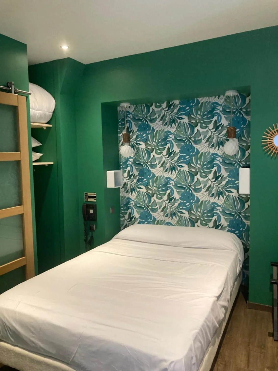 Bedroom, Bed in Hôtel du Commerce