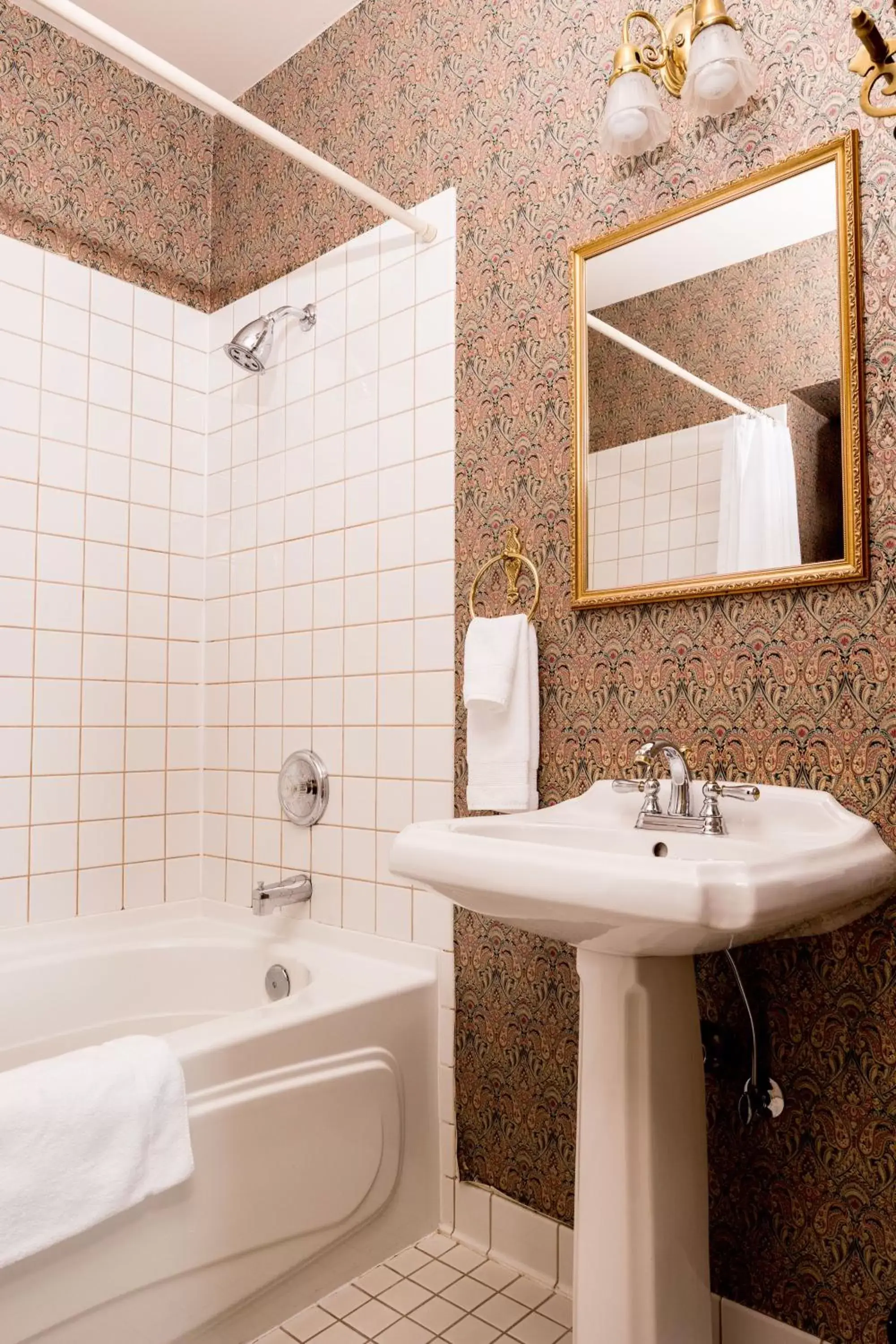 Deluxe Queen Suite - 24 in The Bishop Hotel Deluxe Queen Suite - 24 in The Bishop Hotel