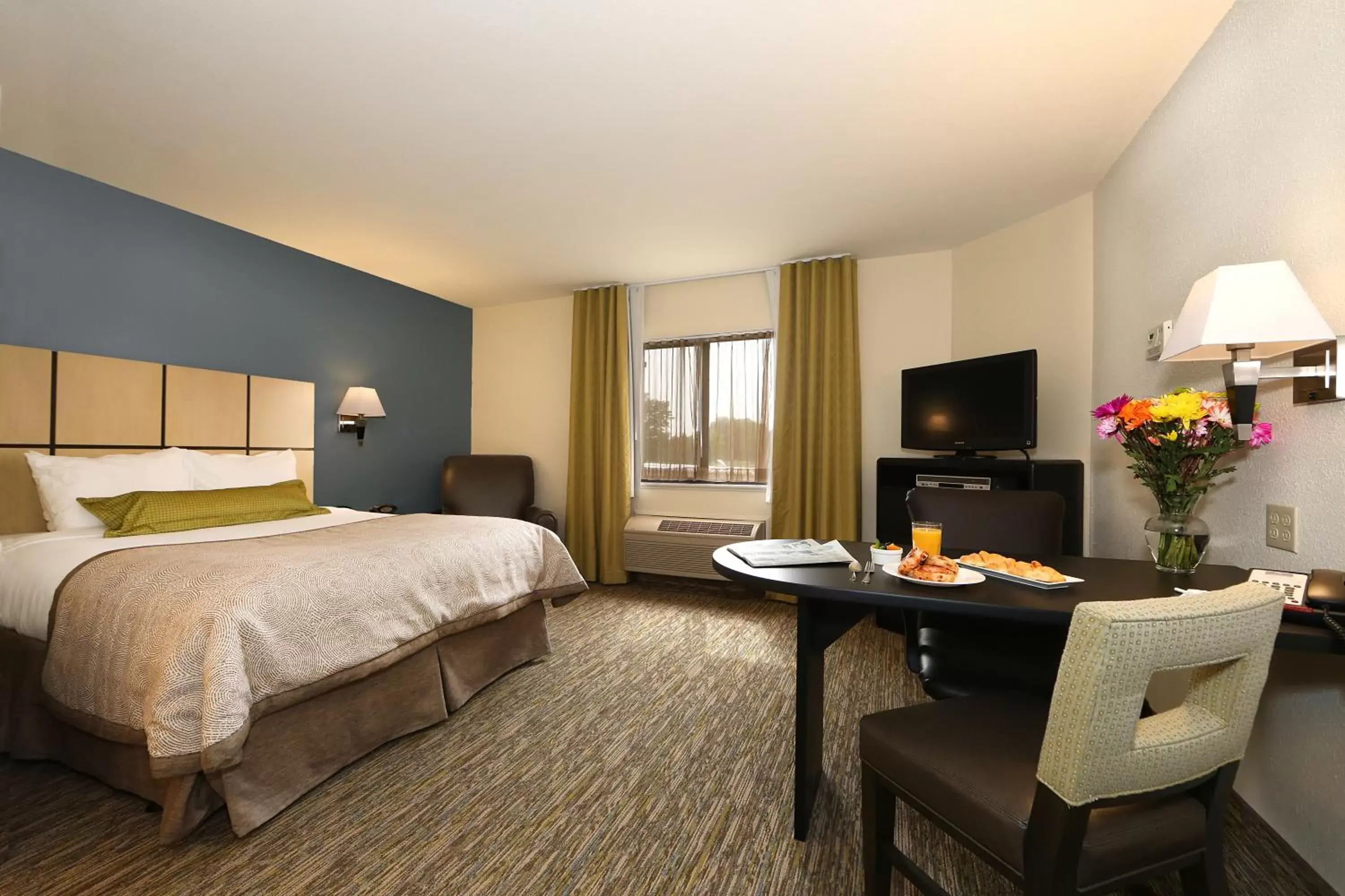 Bedroom in Candlewood Suites East Lansing, an IHG Hotel
