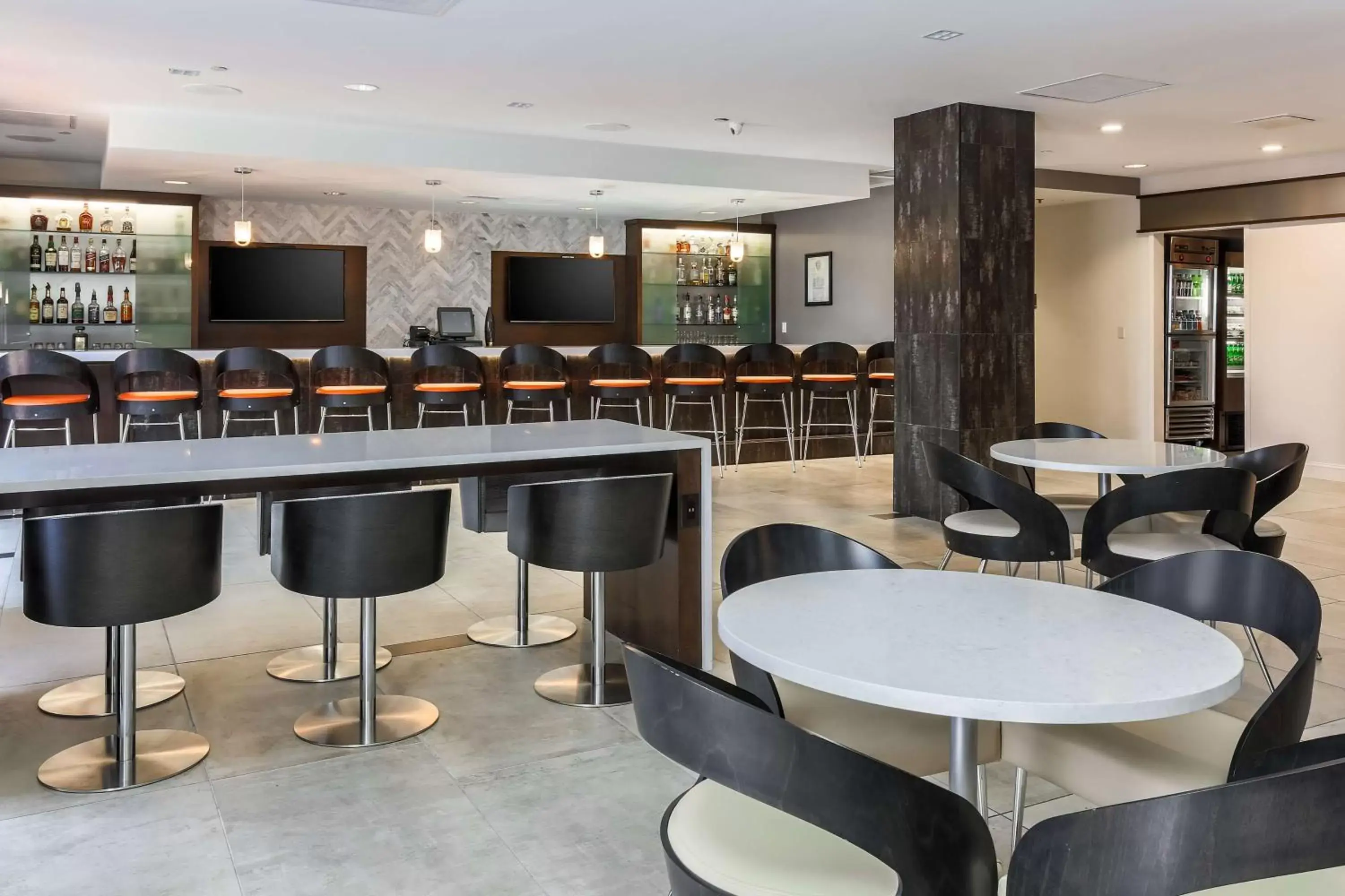 Lounge or bar in DoubleTree by Hilton Atlanta Airport
