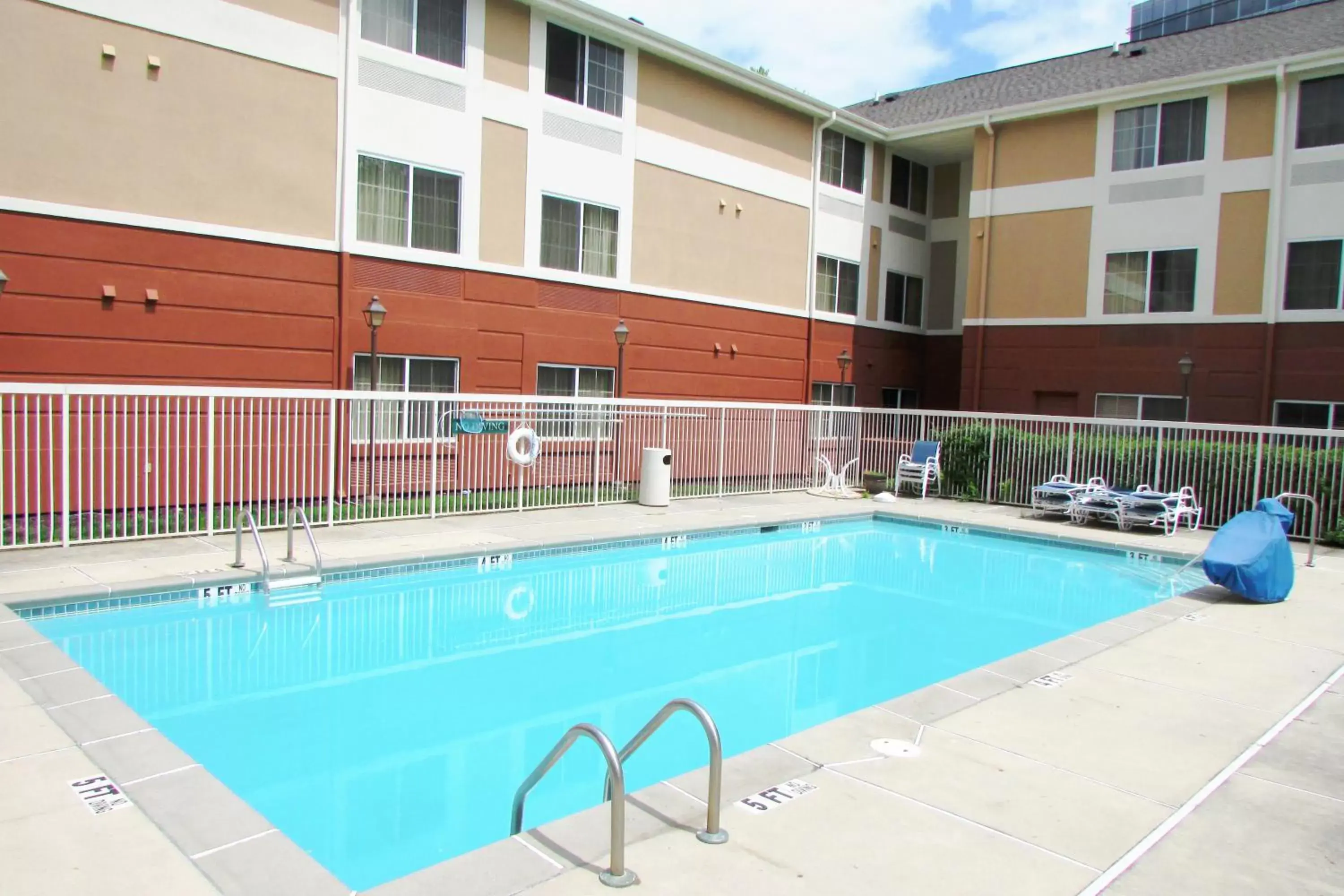 Swimming Pool in Extended Stay America Select Suites - Atlanta - Perimeter - Peachtree Dunwoody