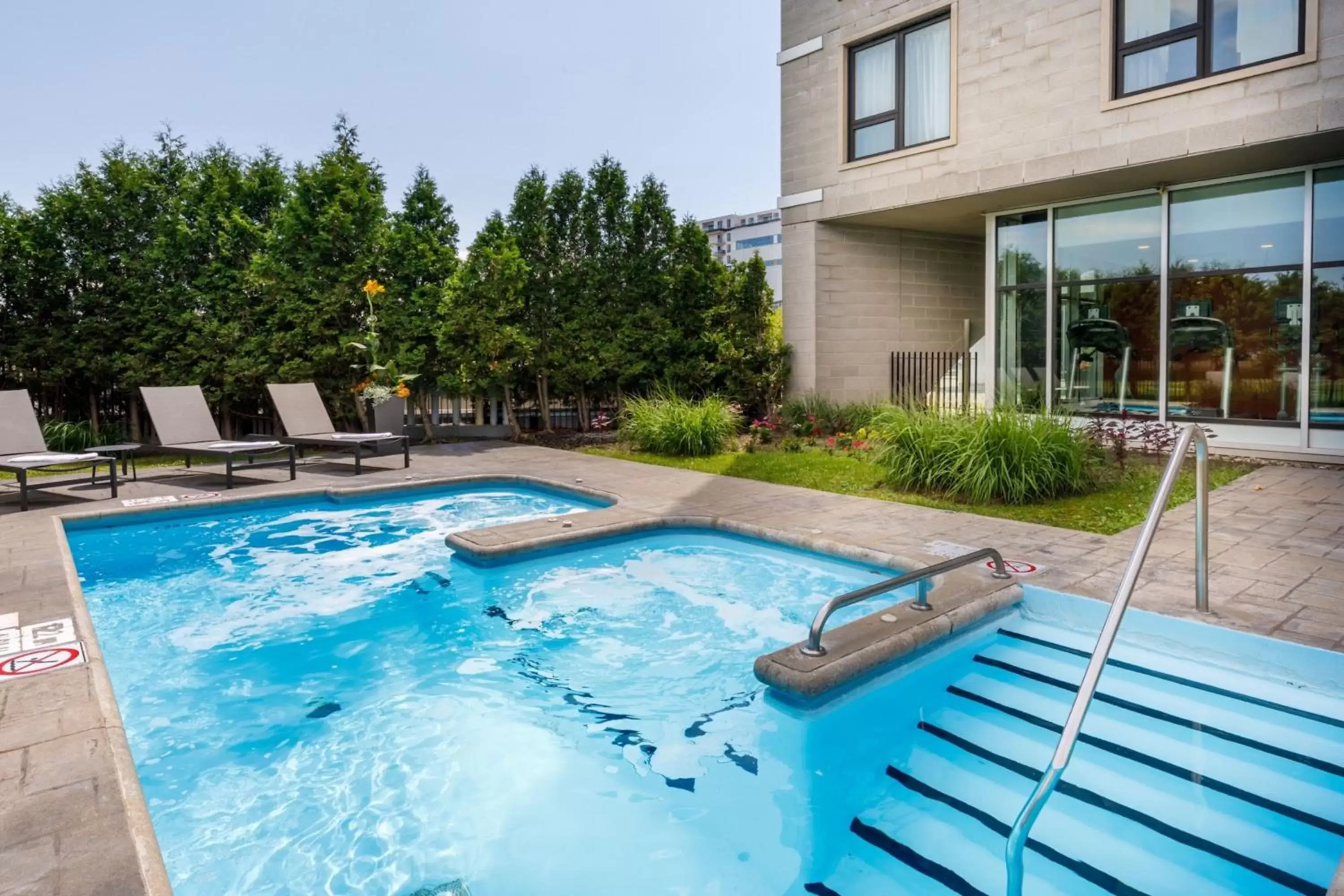 Swimming Pool in Four Points by Sheraton Lévis Convention Centre