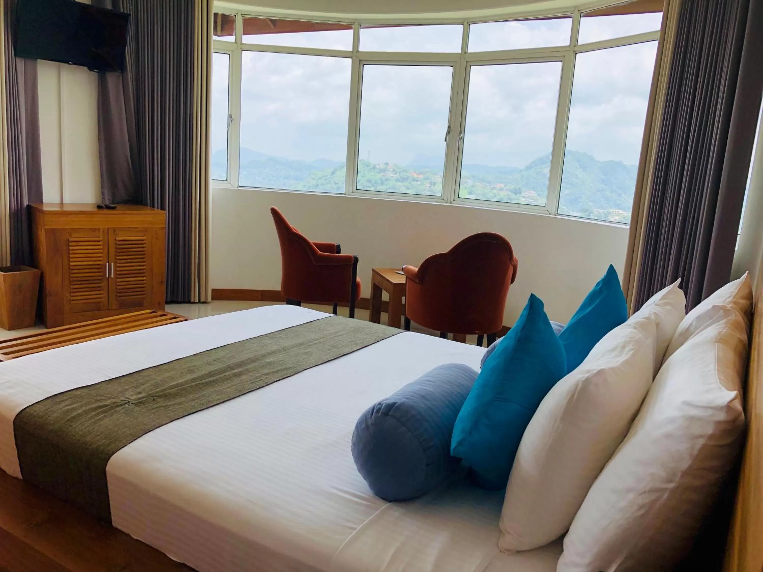 Photo of the whole room, Bed in The Heaven's Villa Kandy