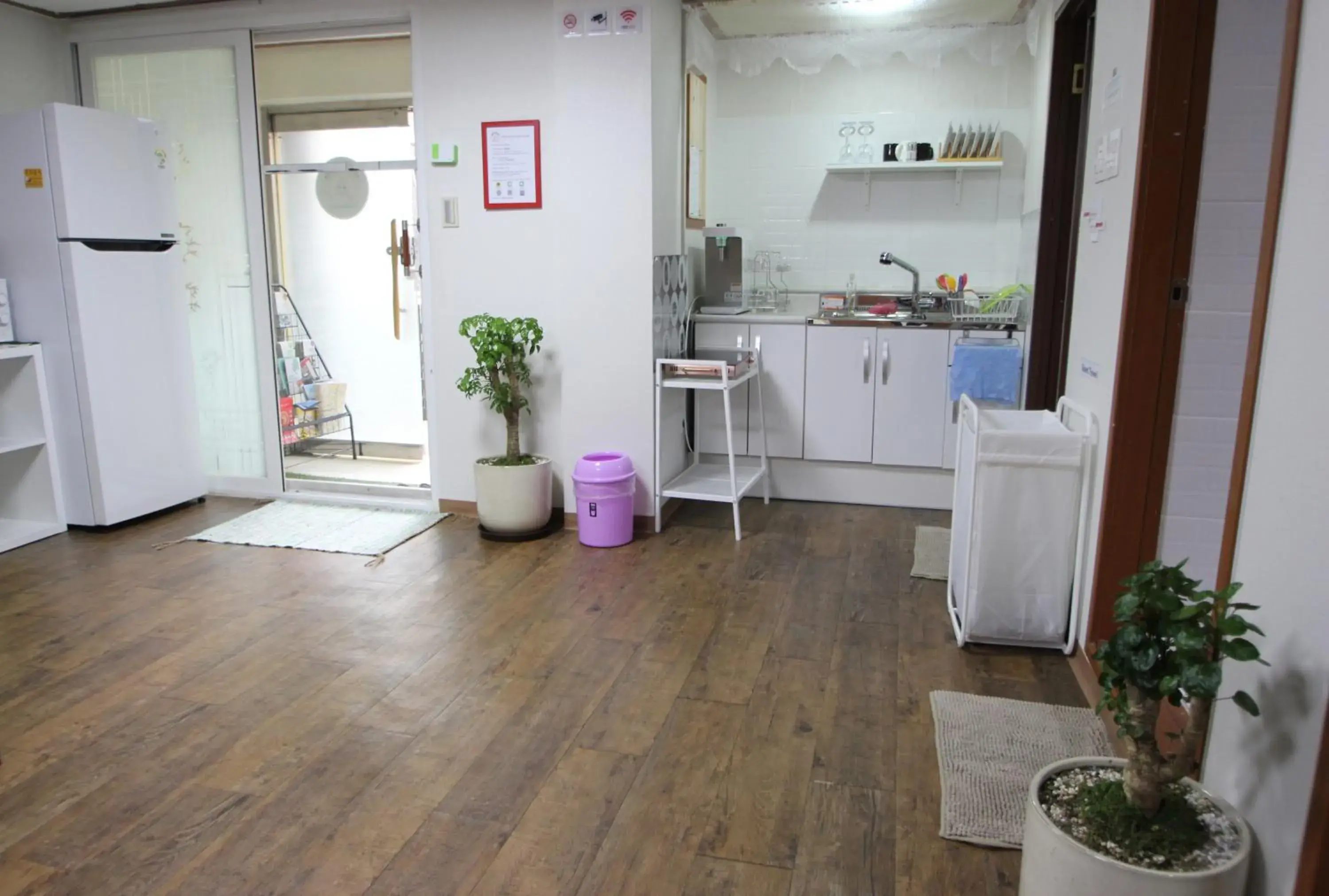 Communal lounge/ TV room, Kitchen/Kitchenette in Jeong House Hongdae