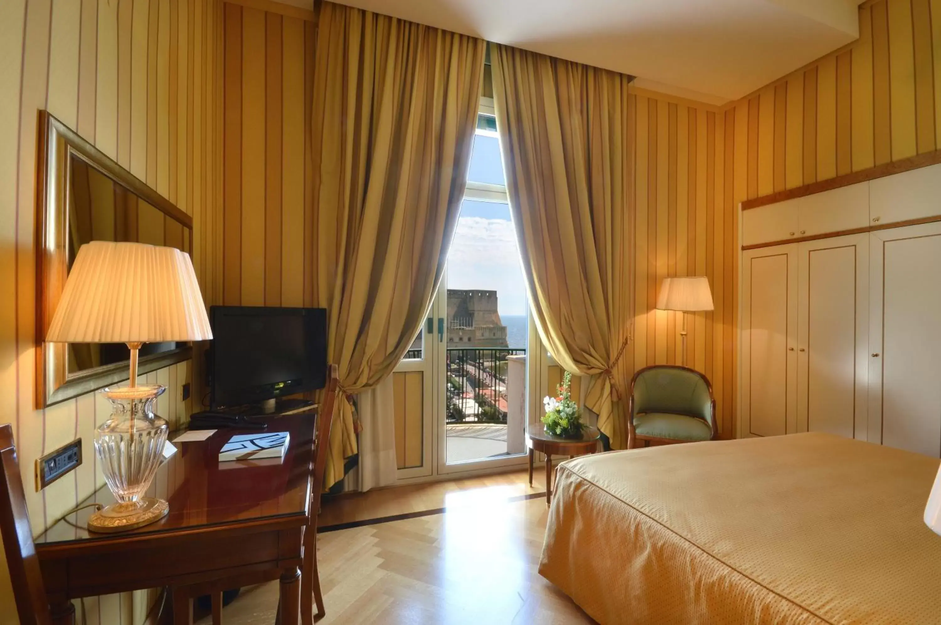 Photo of the whole room, TV/Entertainment Center in Grand Hotel Vesuvio