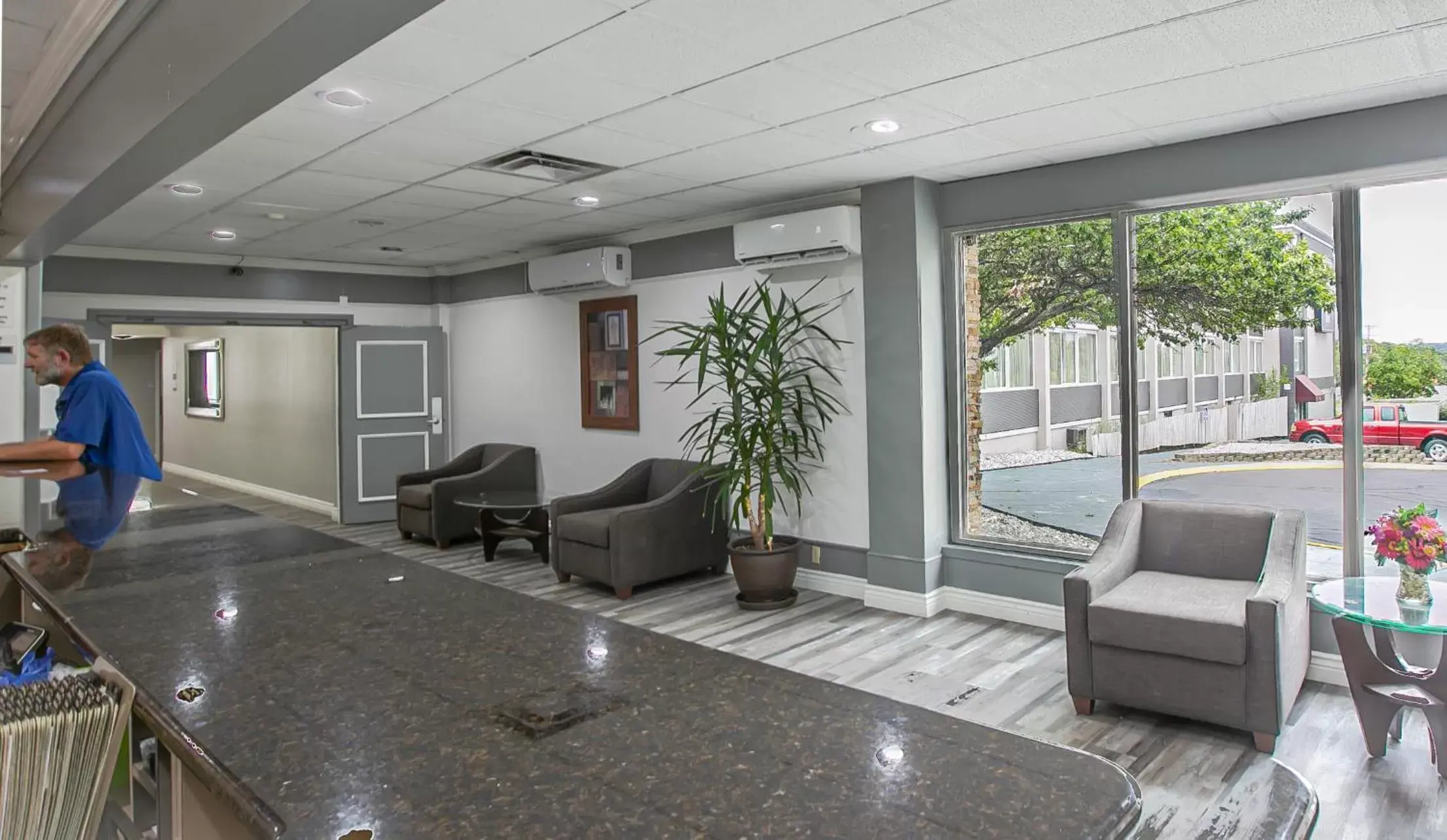 Seating area, Lobby/Reception in Clarion Inn Dayton Airport