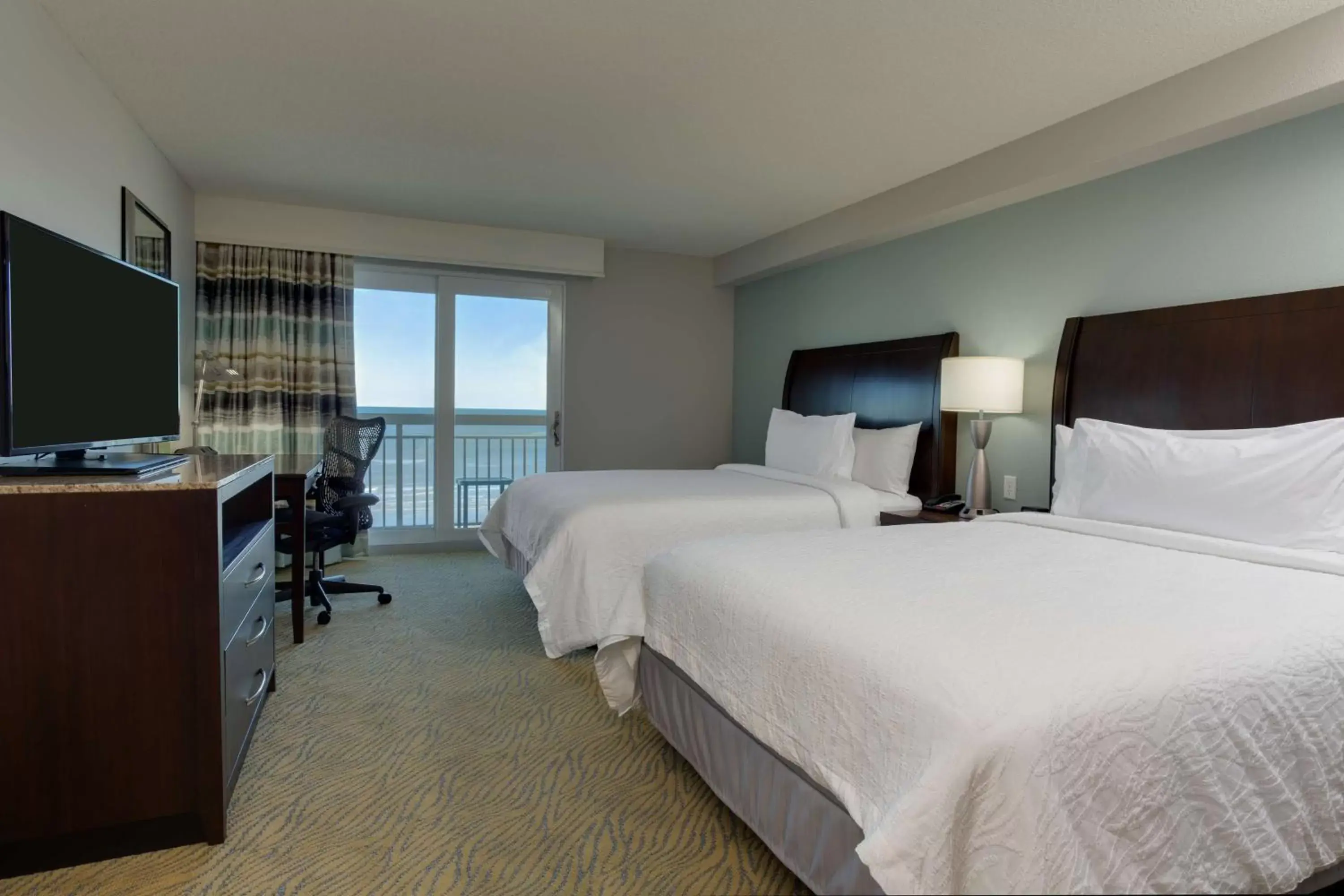 Bed in Hilton Garden Inn Daytona Beach Oceanfront