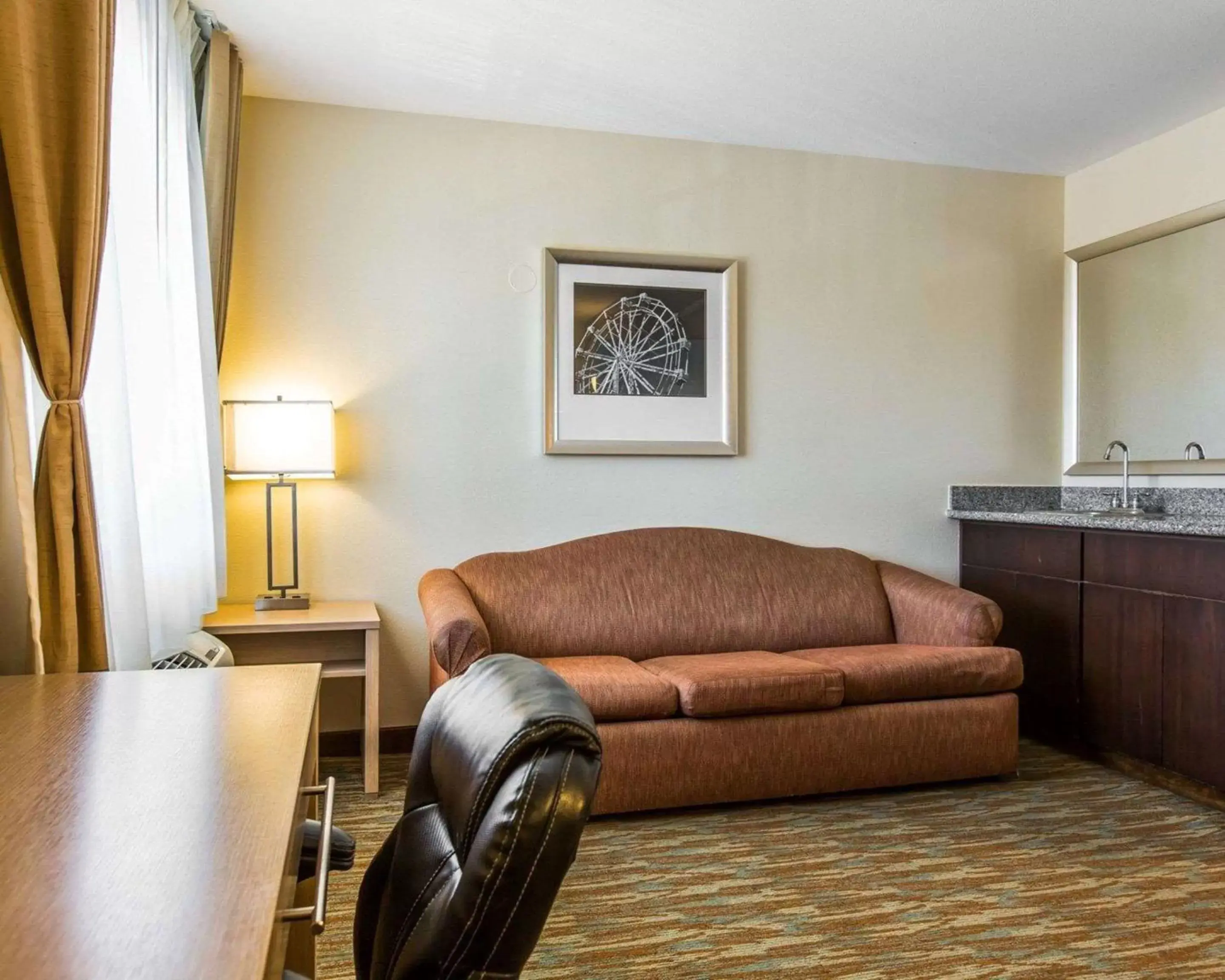 Bedroom, Seating Area in Comfort Inn Boardwalk