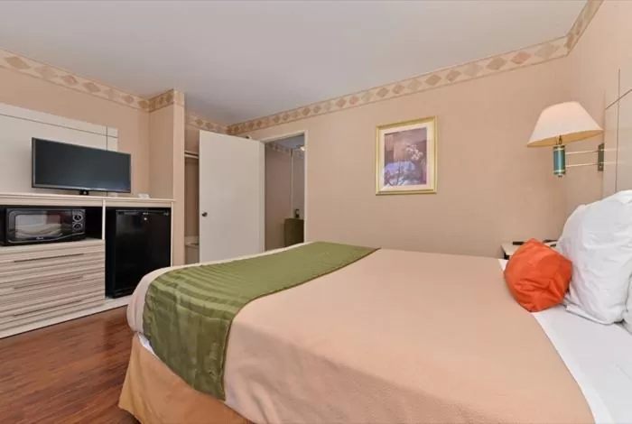 Photo of the whole room, Bed in Americas Best Value Inn San Clemente Beach