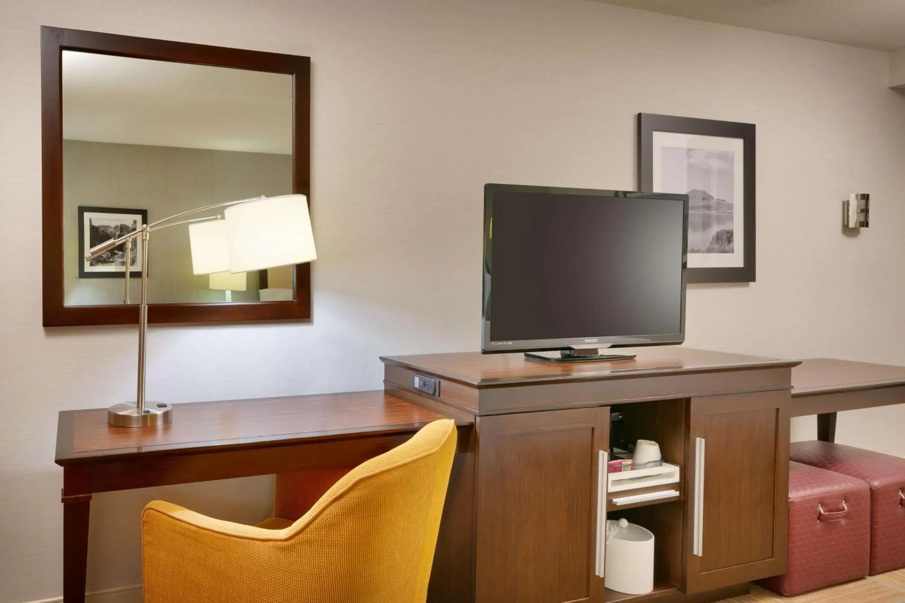 Bedroom, TV/Entertainment Center in Hampton Inn Salt Lake City Central