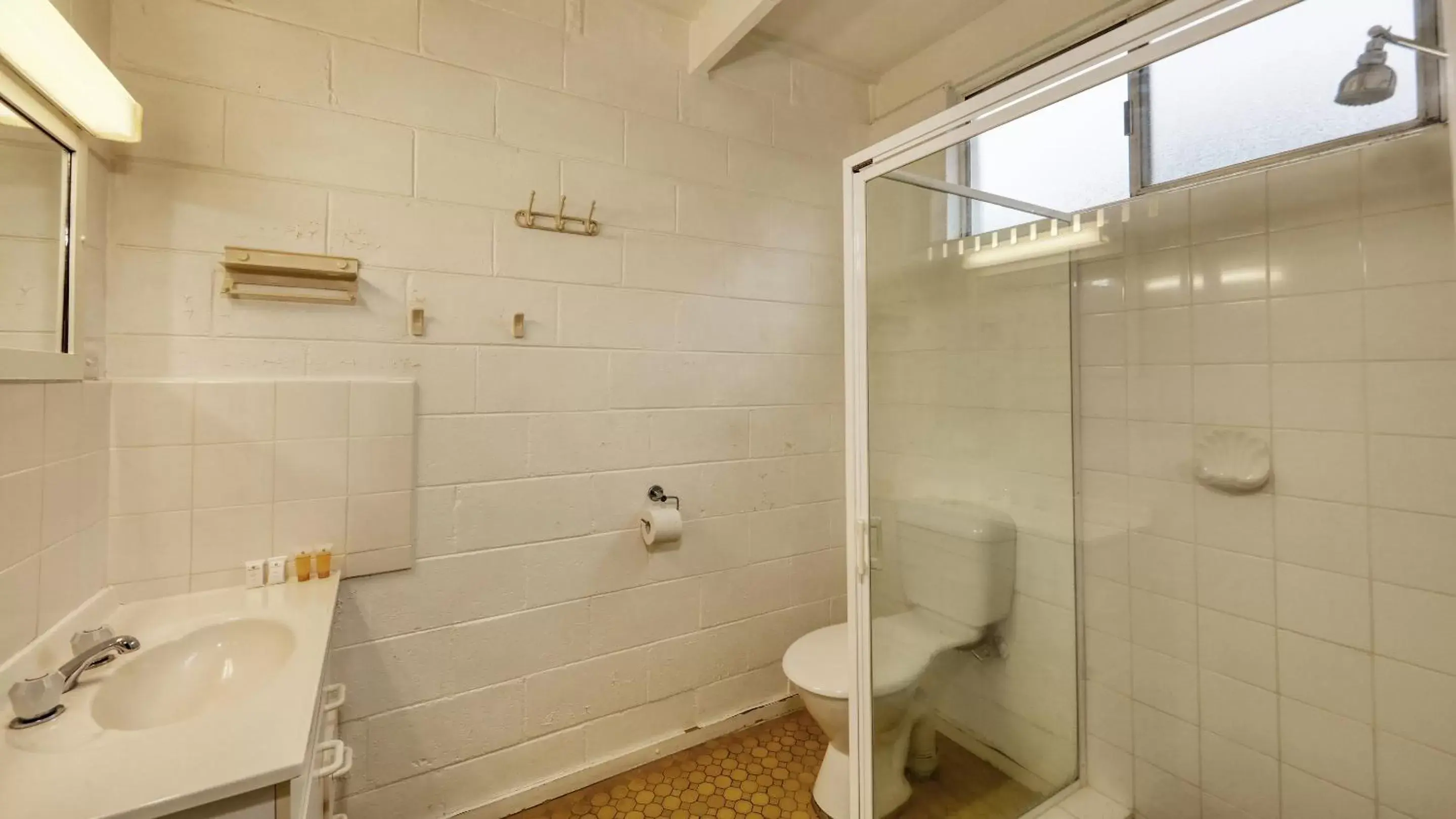 Shower, Bathroom in Azalea Motel