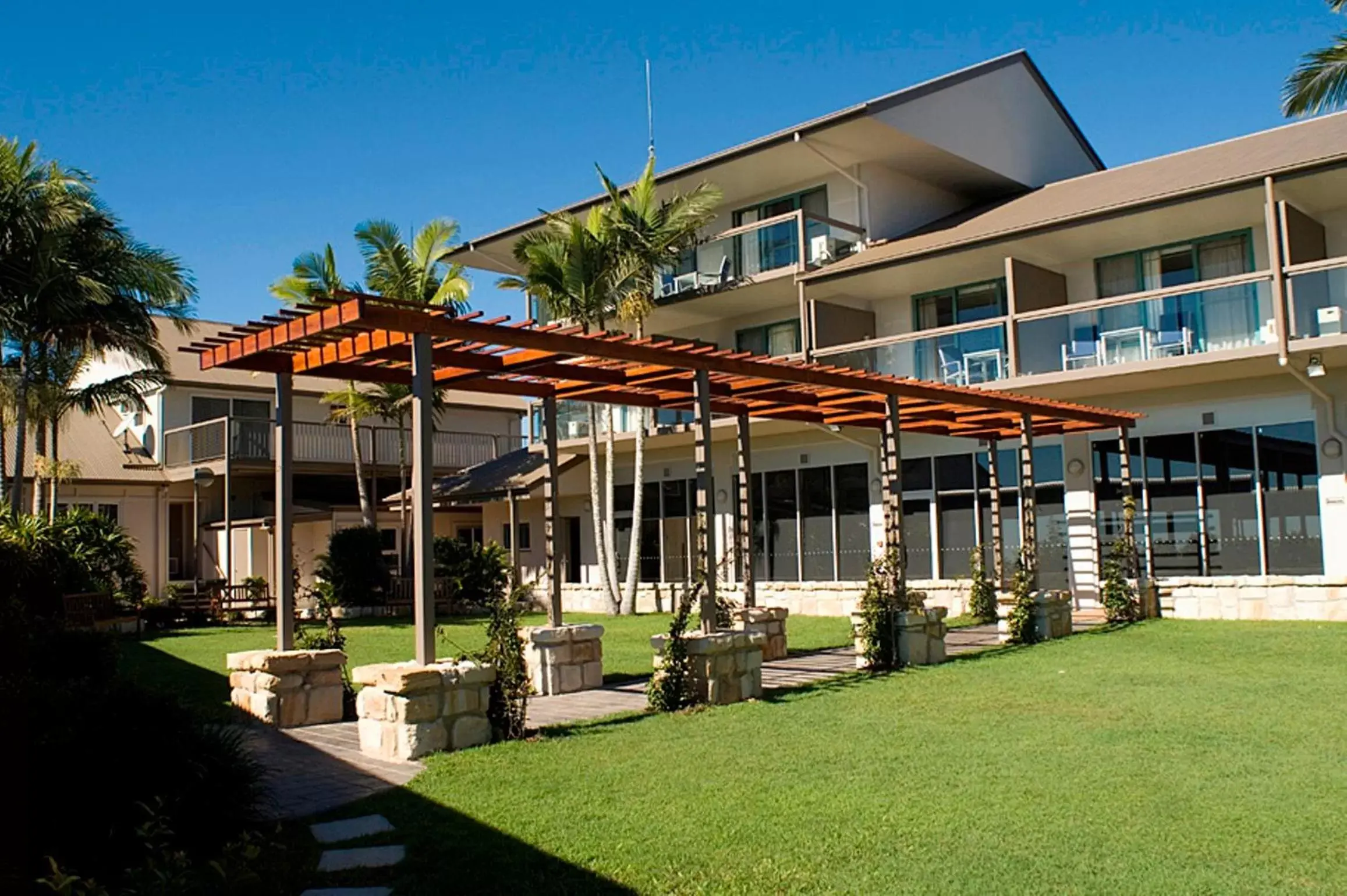 Facade/entrance, Property Building in Mercure Clear Mountain Lodge