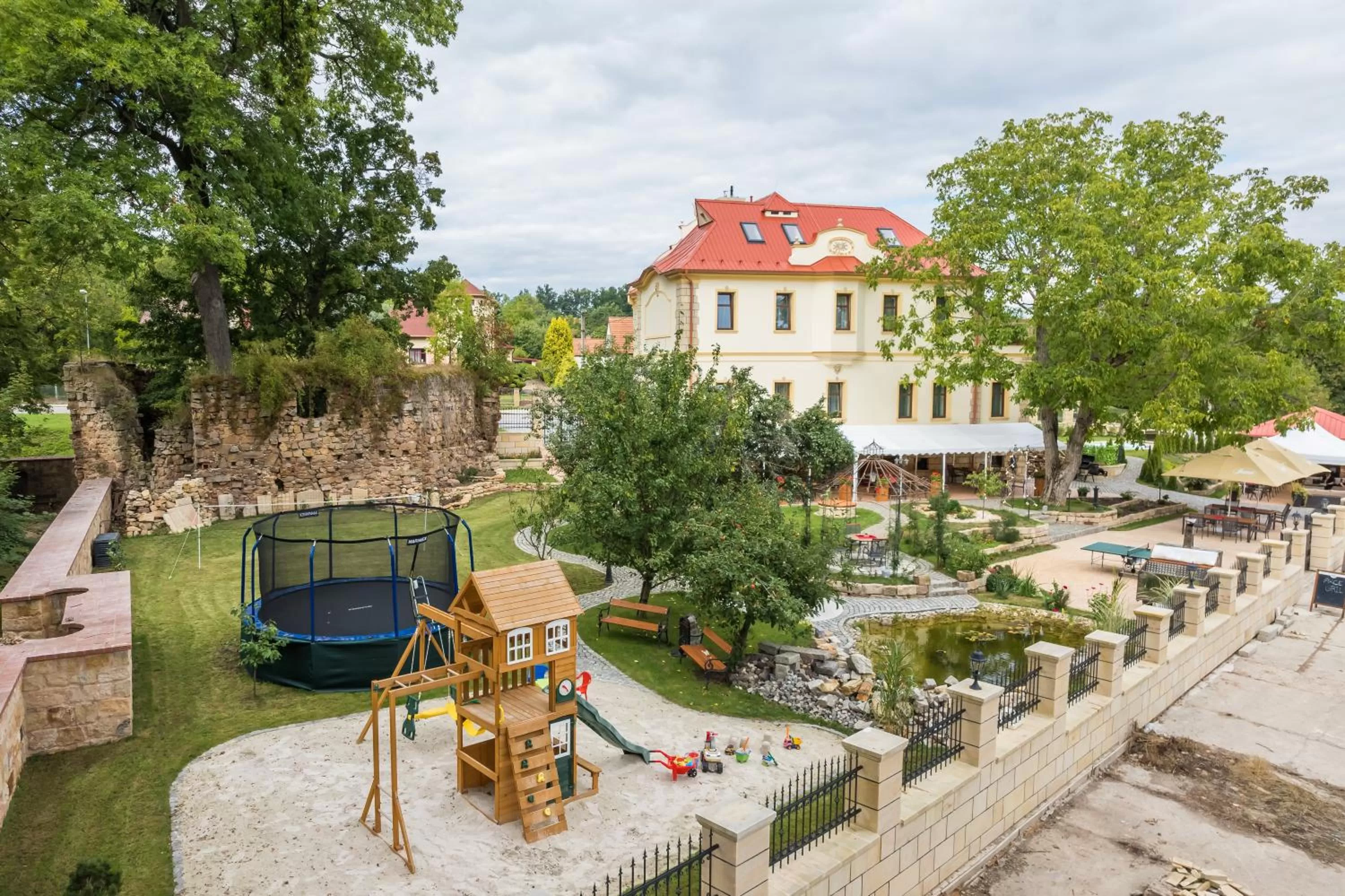 Property building in Villa Libosad