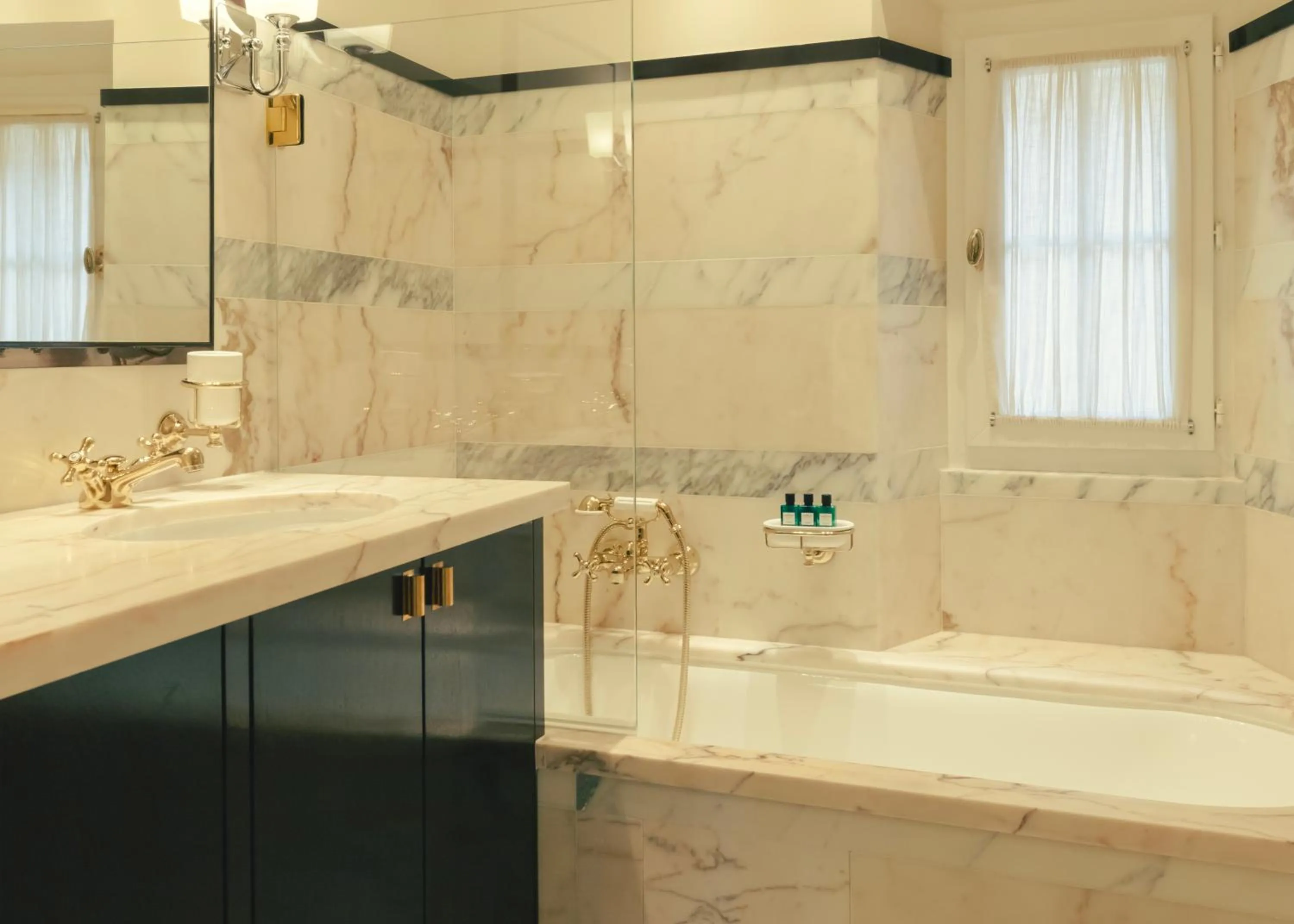 Bathroom in Hotel la Ponche