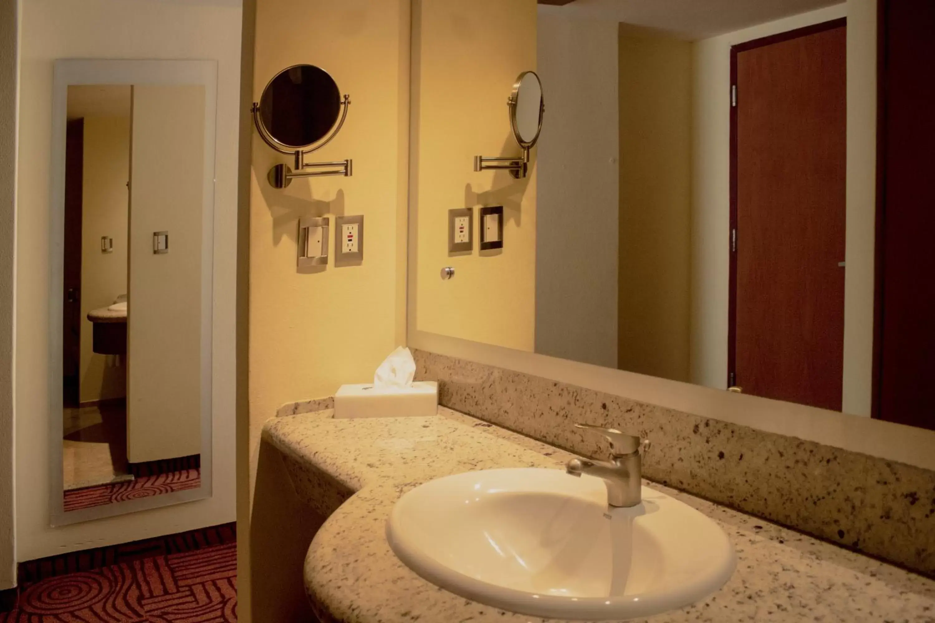 Bathroom in Holiday Inn Puebla Finsa, an IHG Hotel