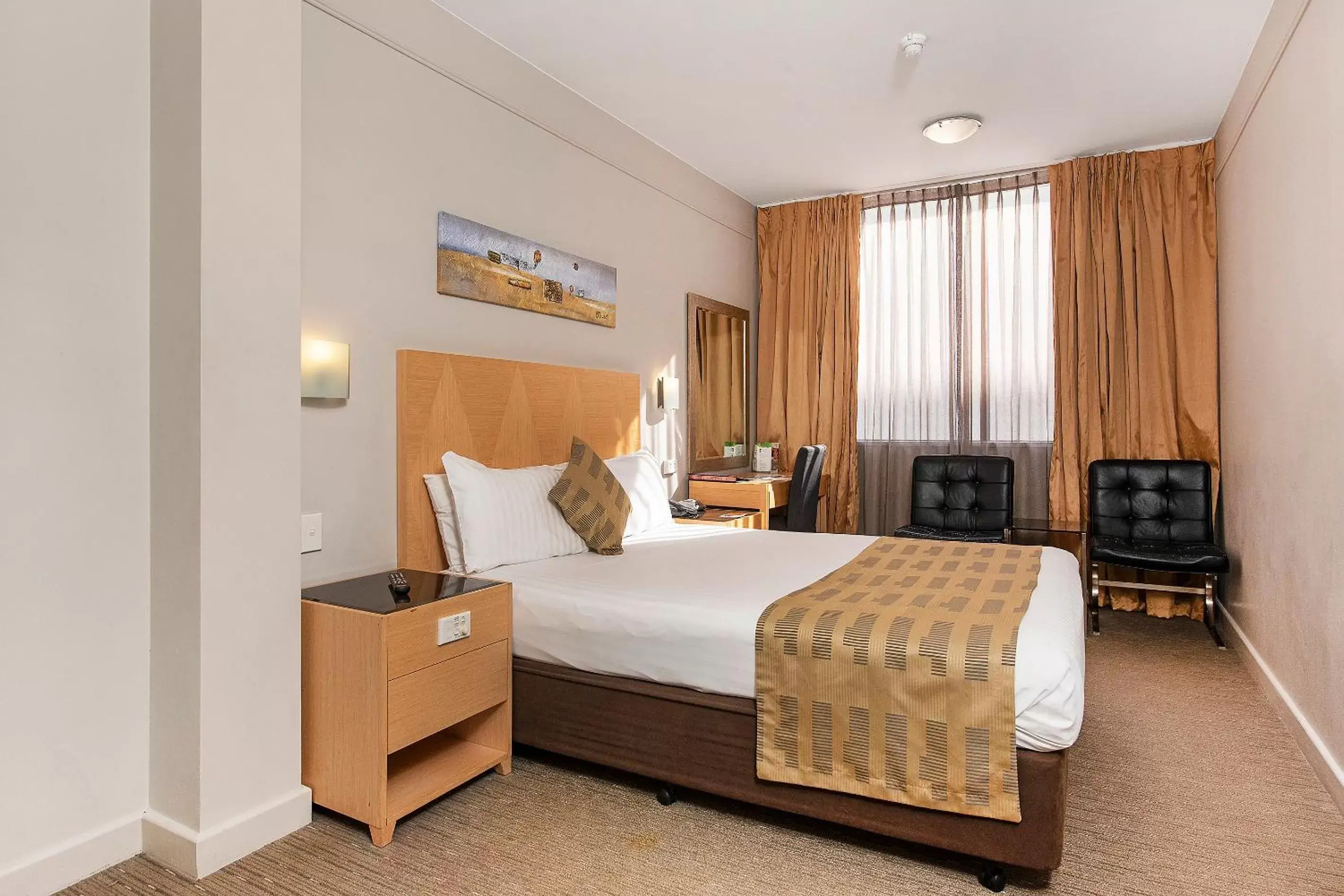 Bed in Quality Hotel Ambassador Perth