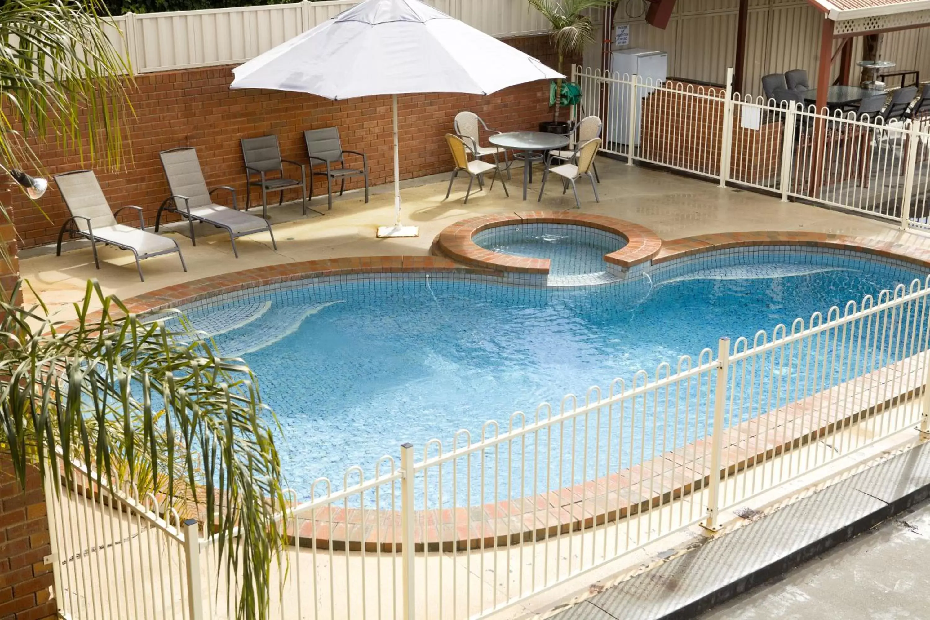 Hot Tub, Pool View in Courtyard Motor Inn