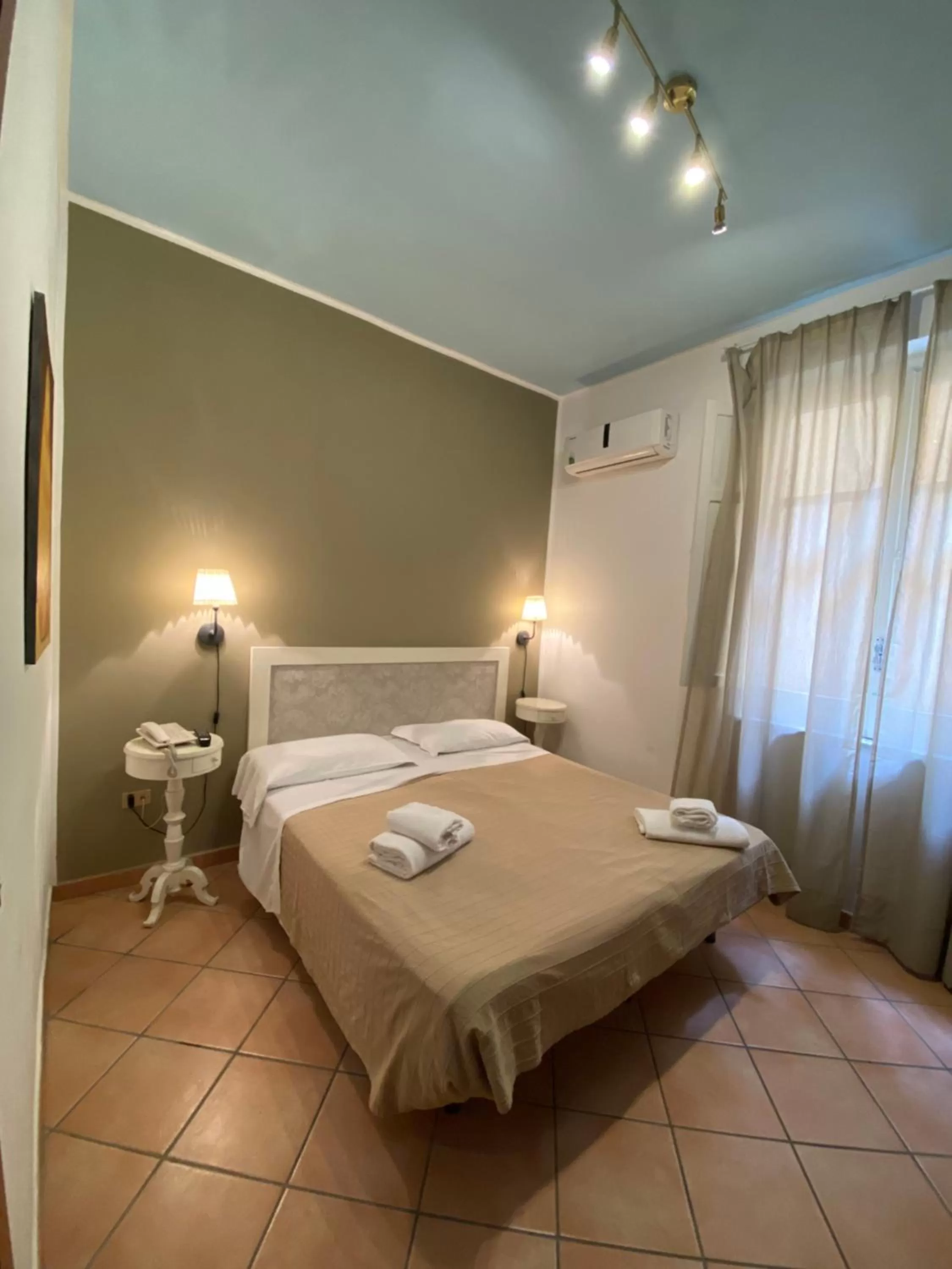 Photo of the whole room, Bed in Hotel Europeo Napoli