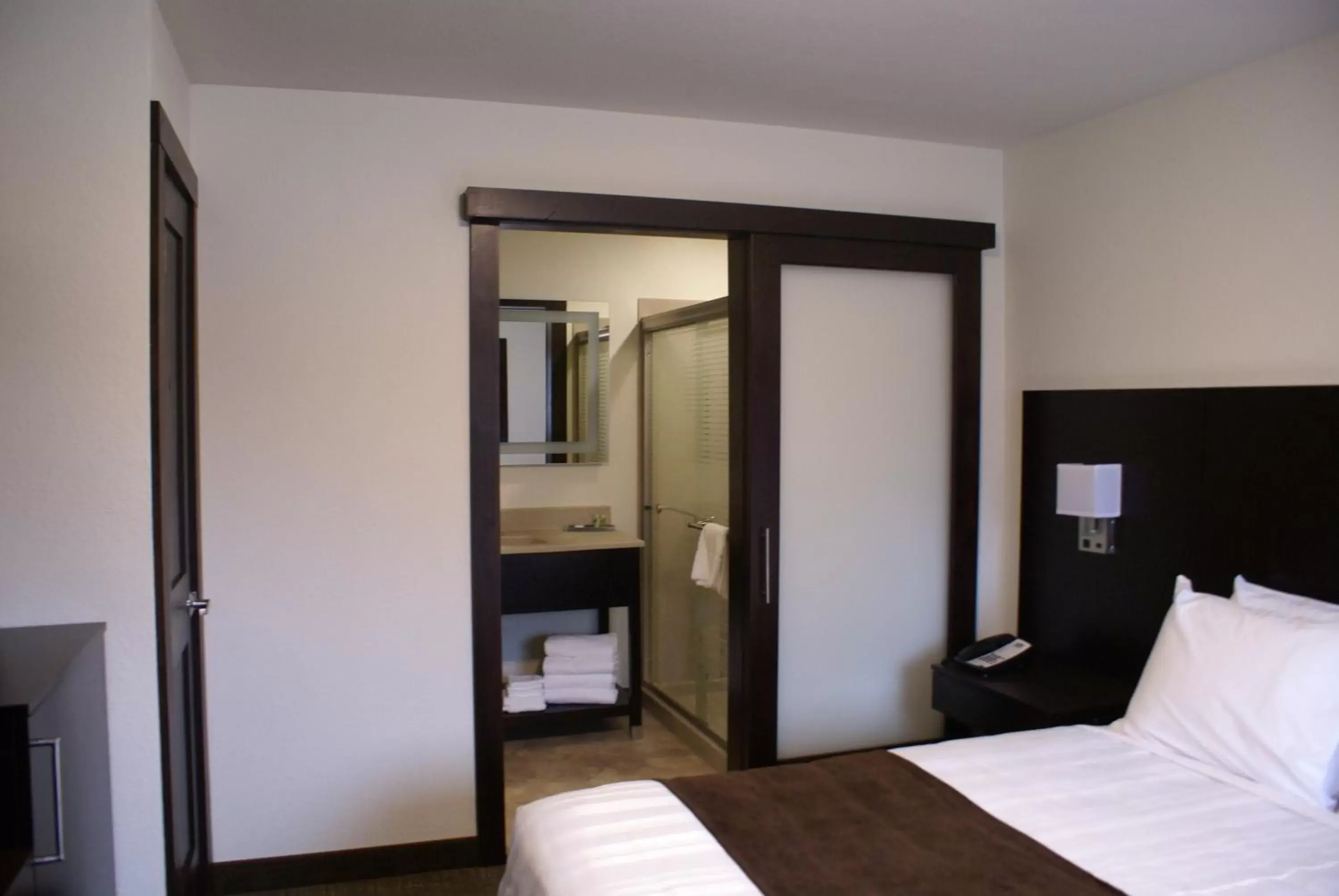 Bed in Boarders Inn & Suites by Cobblestone Hotels - Syracuse