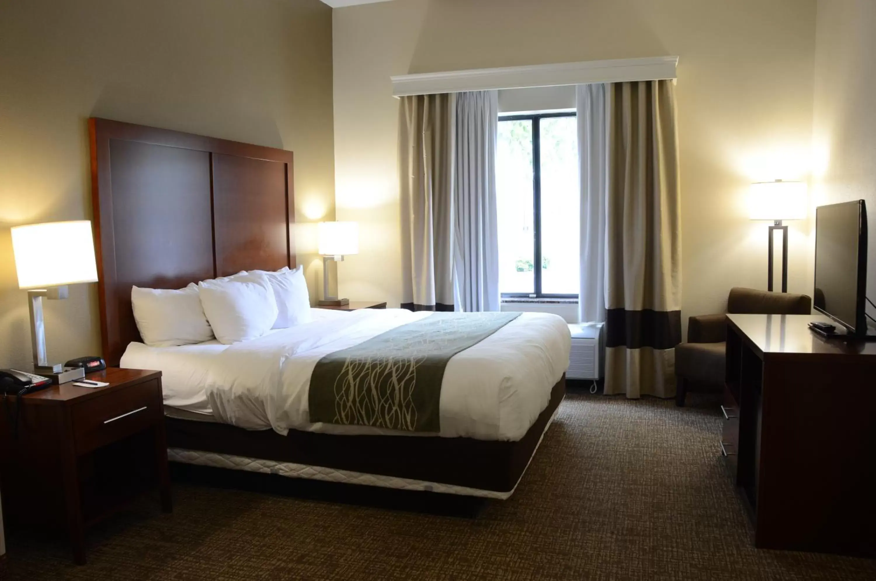 Photo of the whole room, Bed in Comfort Inn & Suites Cave City