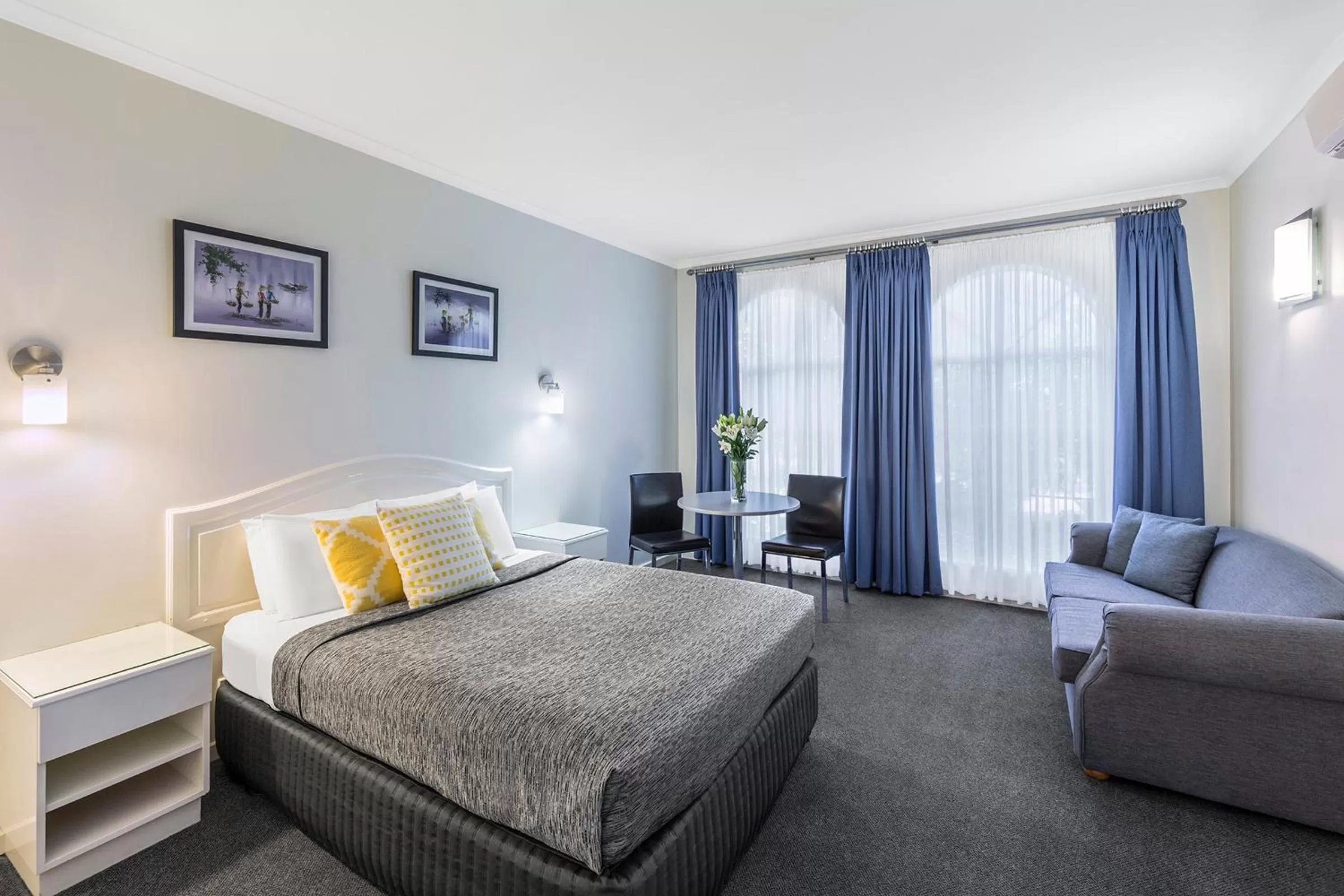 Photo of the whole room, Bed in Cathedral Motor Inn