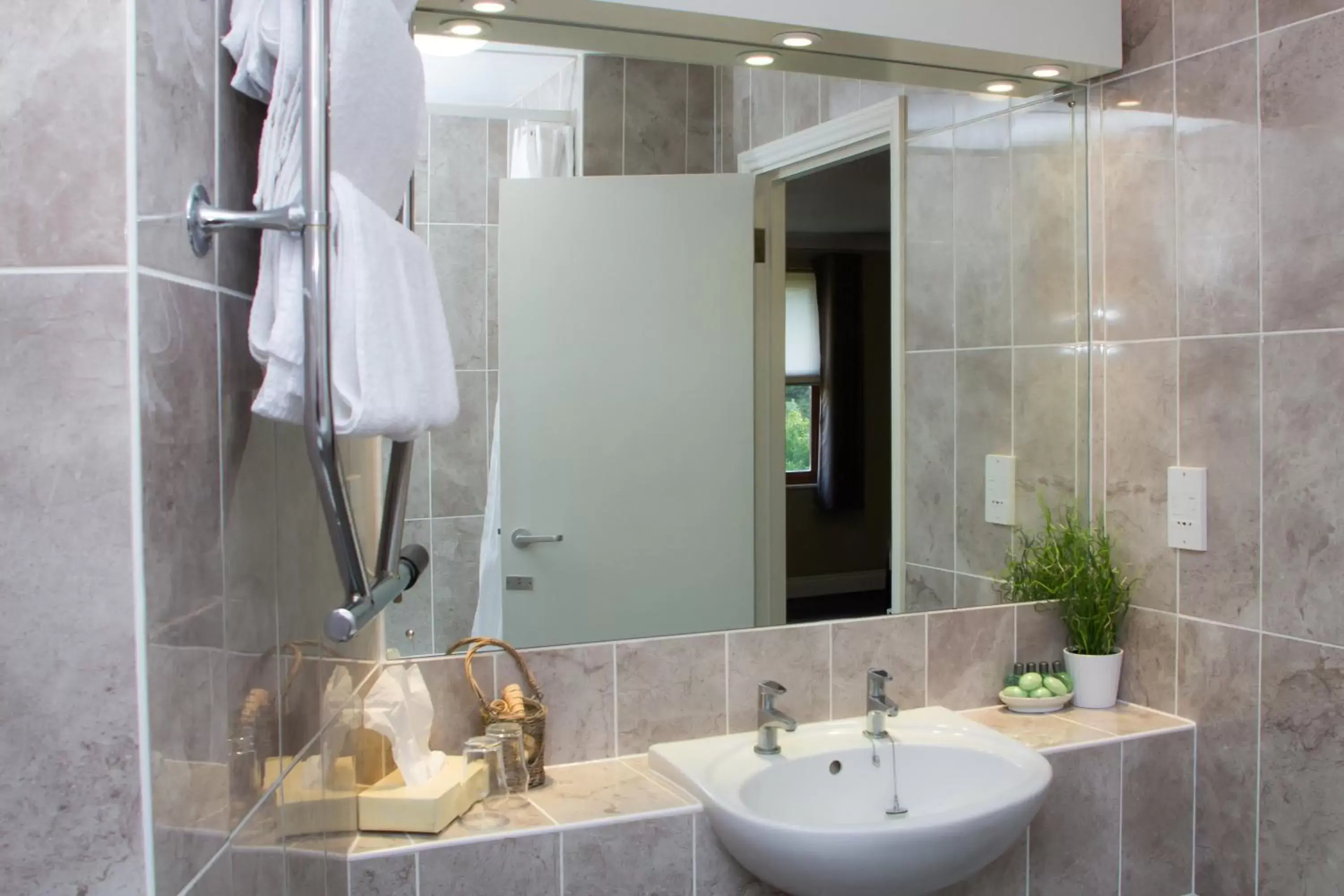 Shower, Bathroom in The Essex Golf & Country Club Hotel