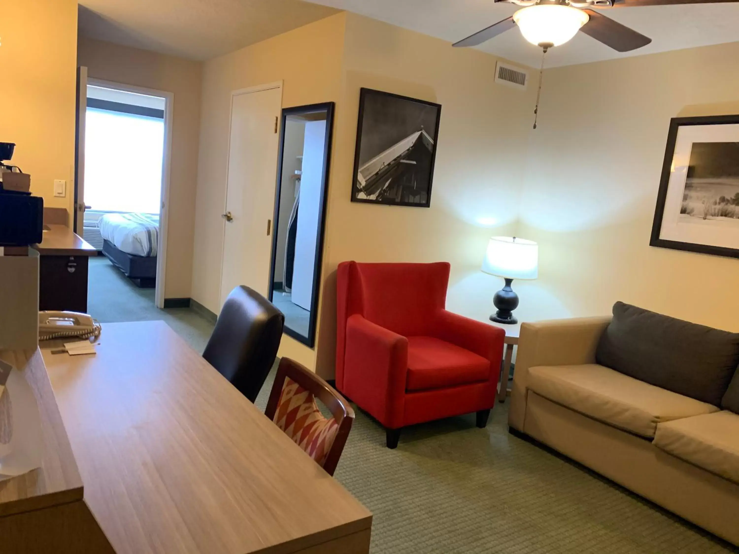 Living room, Seating Area in Country Inn & Suites by Radisson, West Valley City, UT