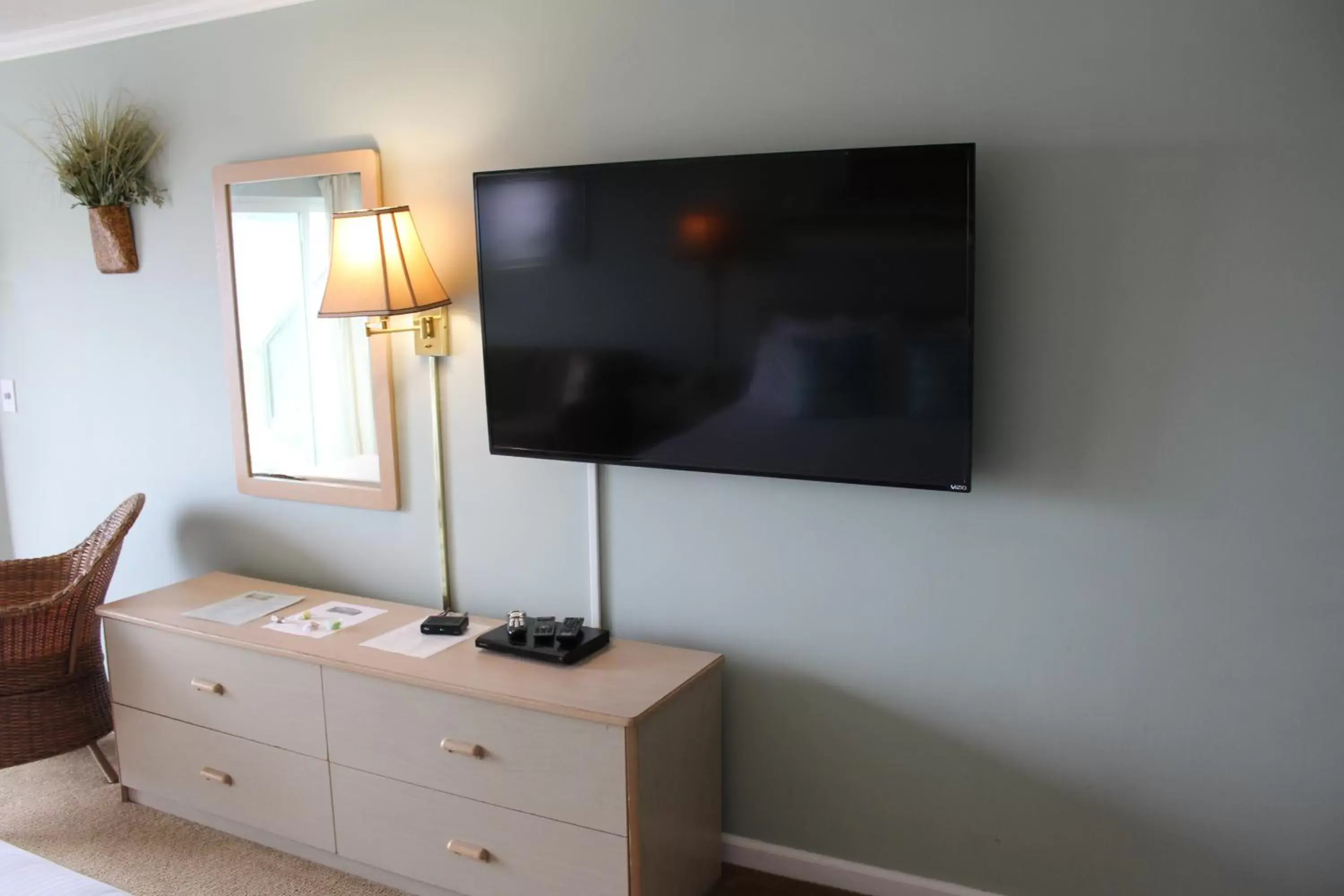 TV and multimedia, TV/Entertainment Center in Inn at the Shore