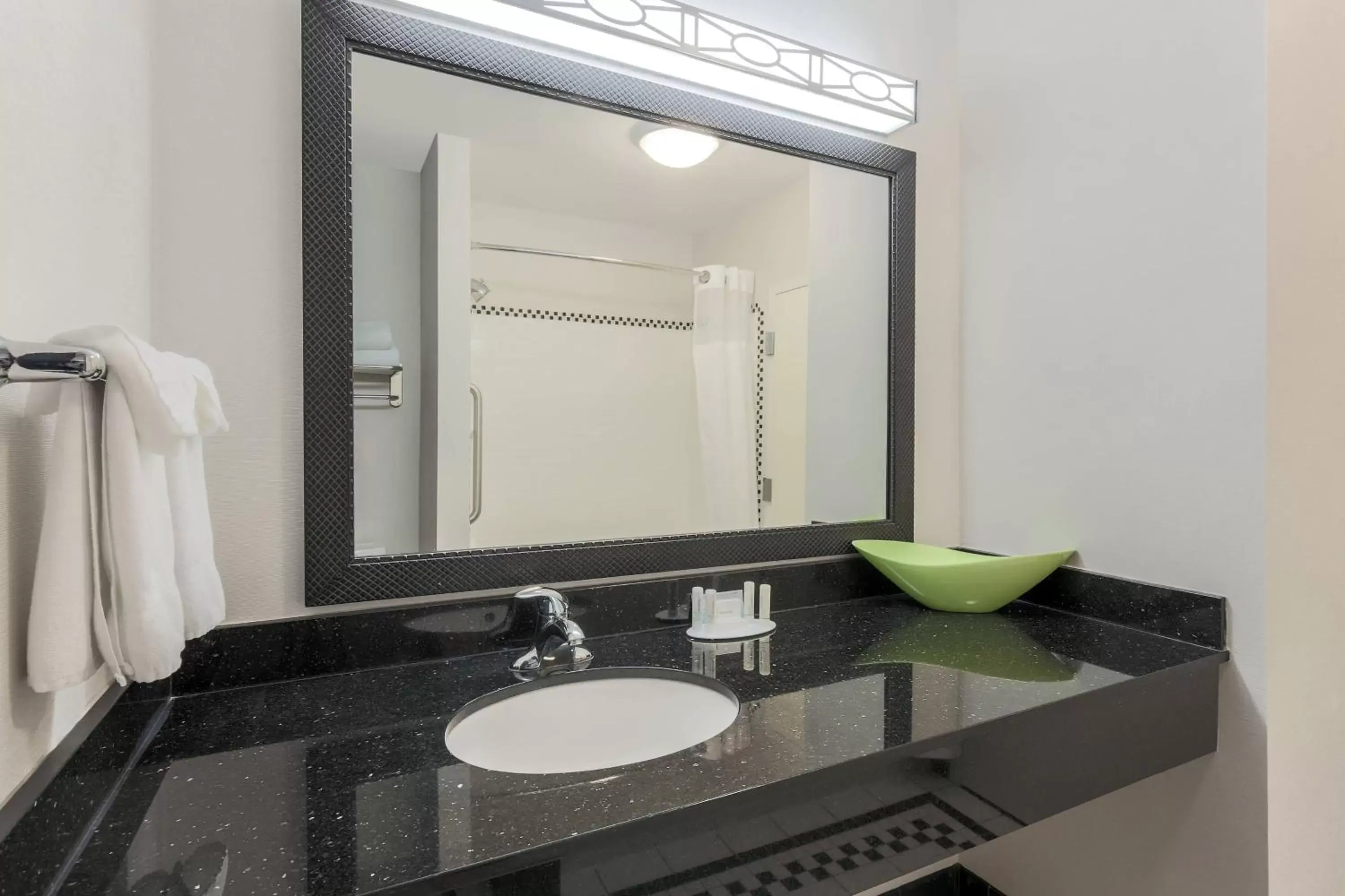 Bathroom in Fairfield Inn & Suites by Marriott Mahwah