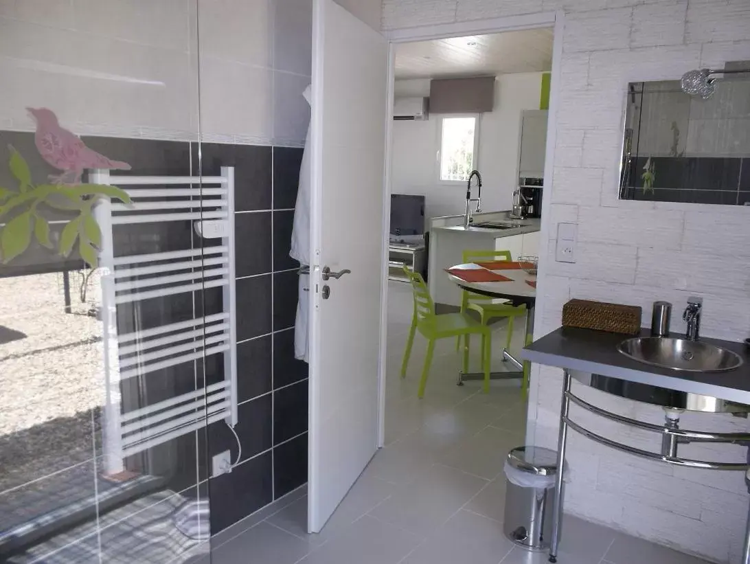 Property building, Kitchen/Kitchenette in Maprovencale