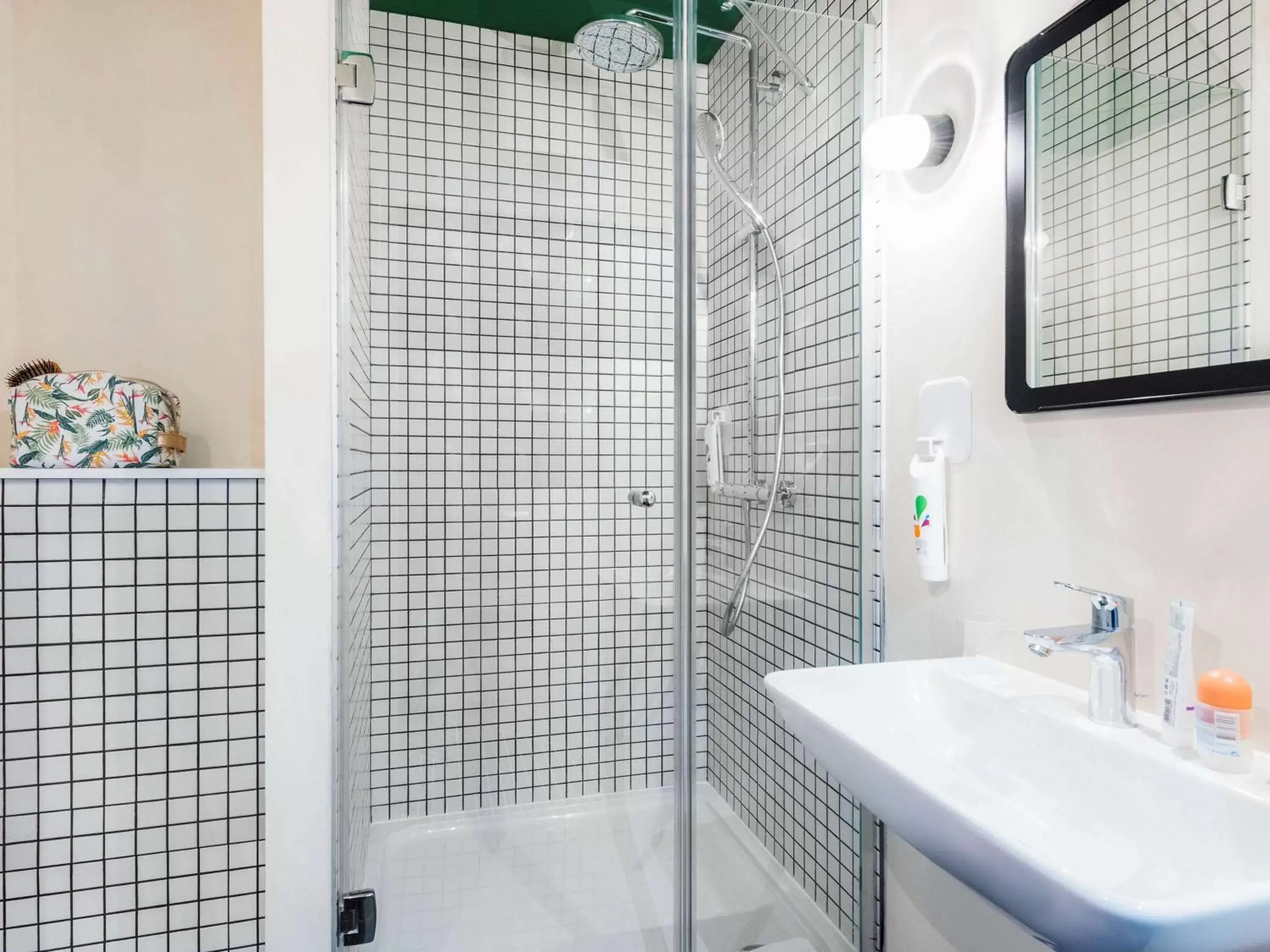 Photo of the whole room, Bathroom in ibis Styles Lyon Meyzieu Stadium