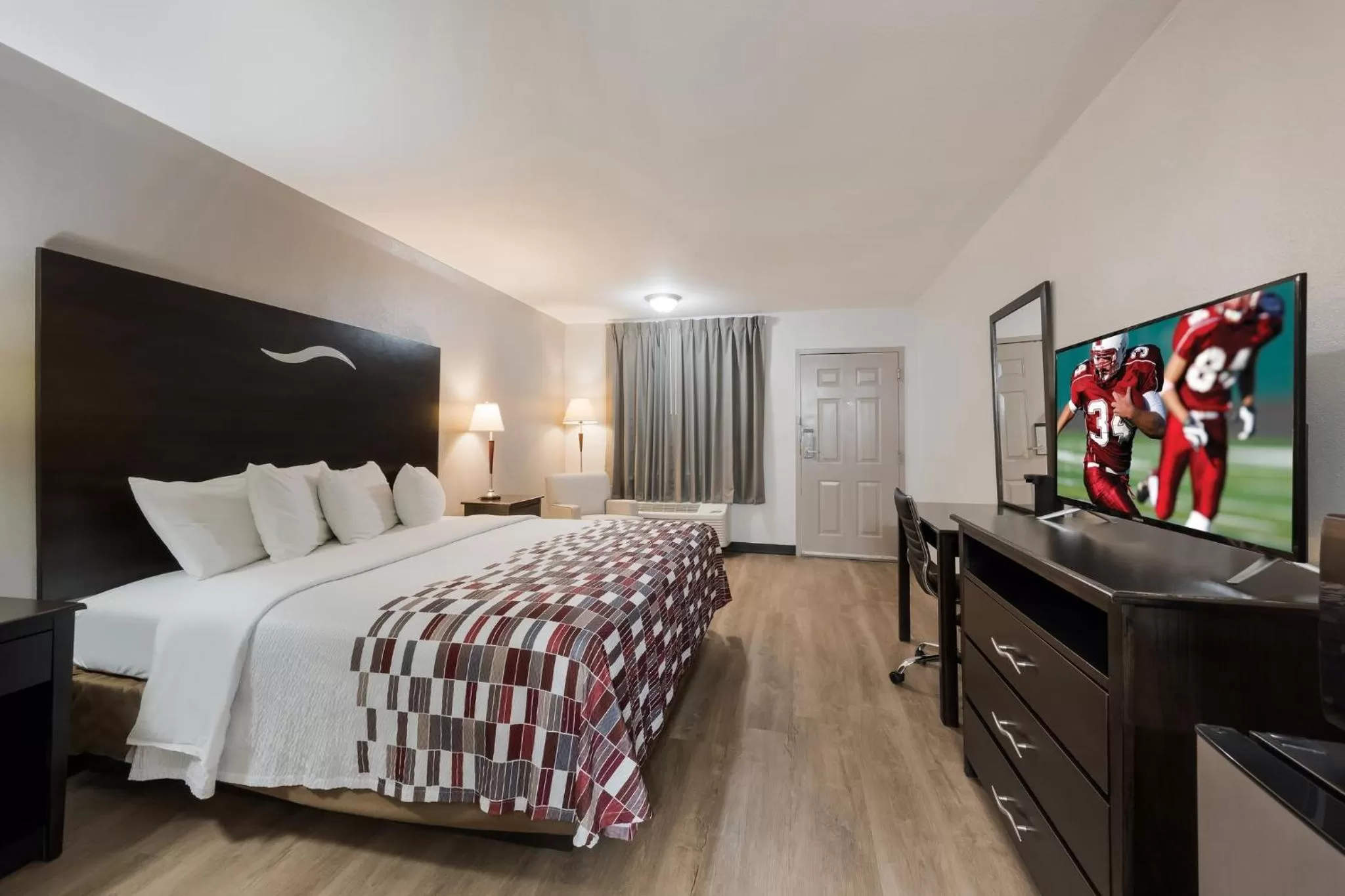 Photo of the whole room, Bed in Red Roof Inn College Station