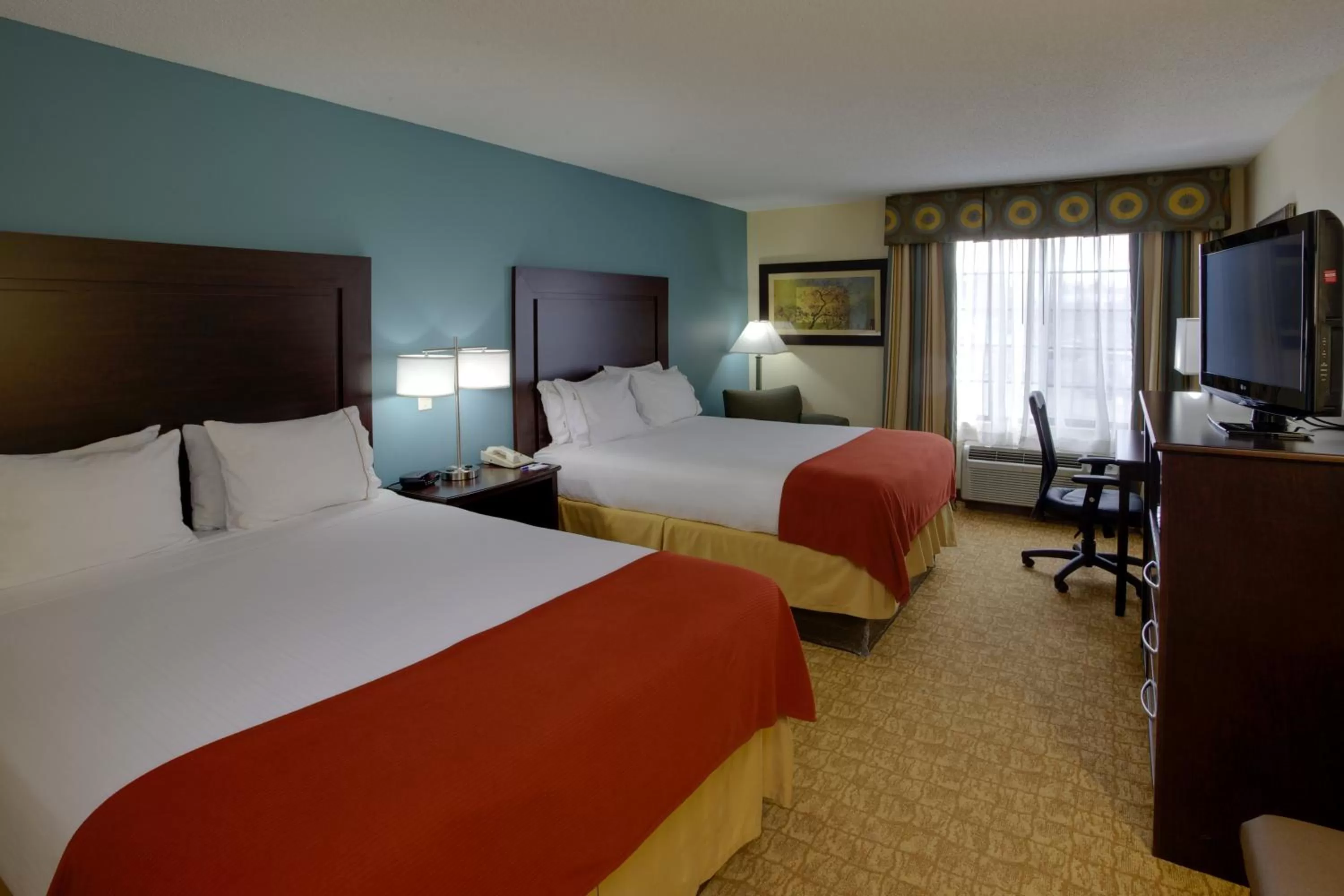 Photo of the whole room, Bed in Holiday Inn Express Winston-Salem by IHG