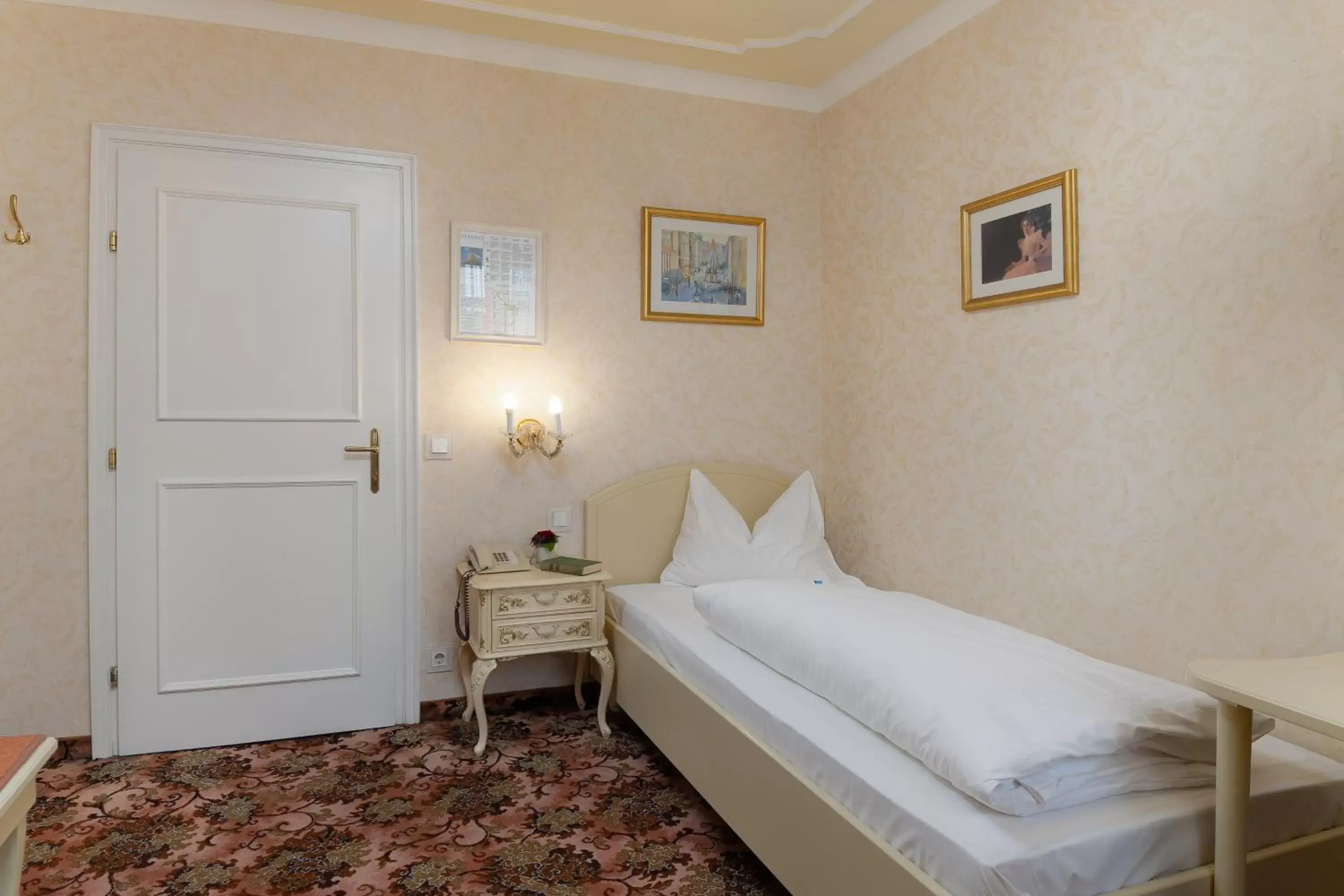 Photo of the whole room, Bed in Aviano Boutiquehotel