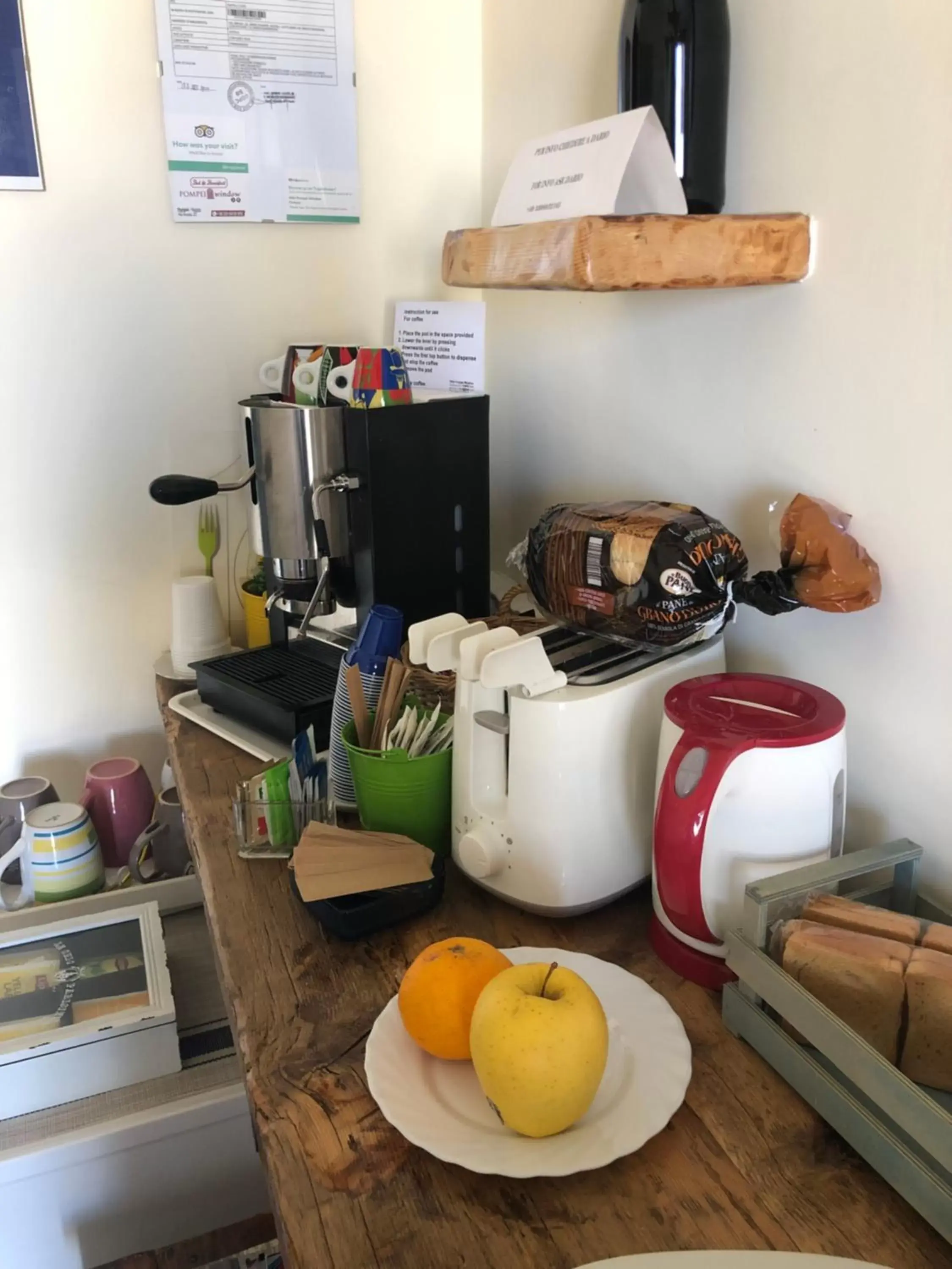 Coffee/tea facilities in B&b Pompei Window