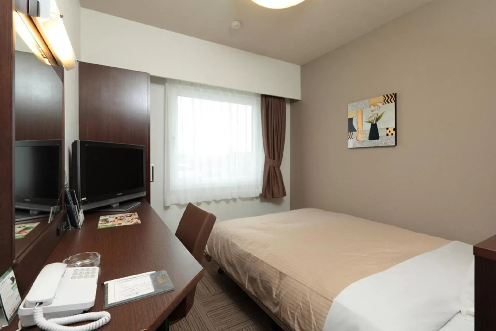 Bed, TV/Entertainment Center in Hotel Route-Inn Toyotajinnaka