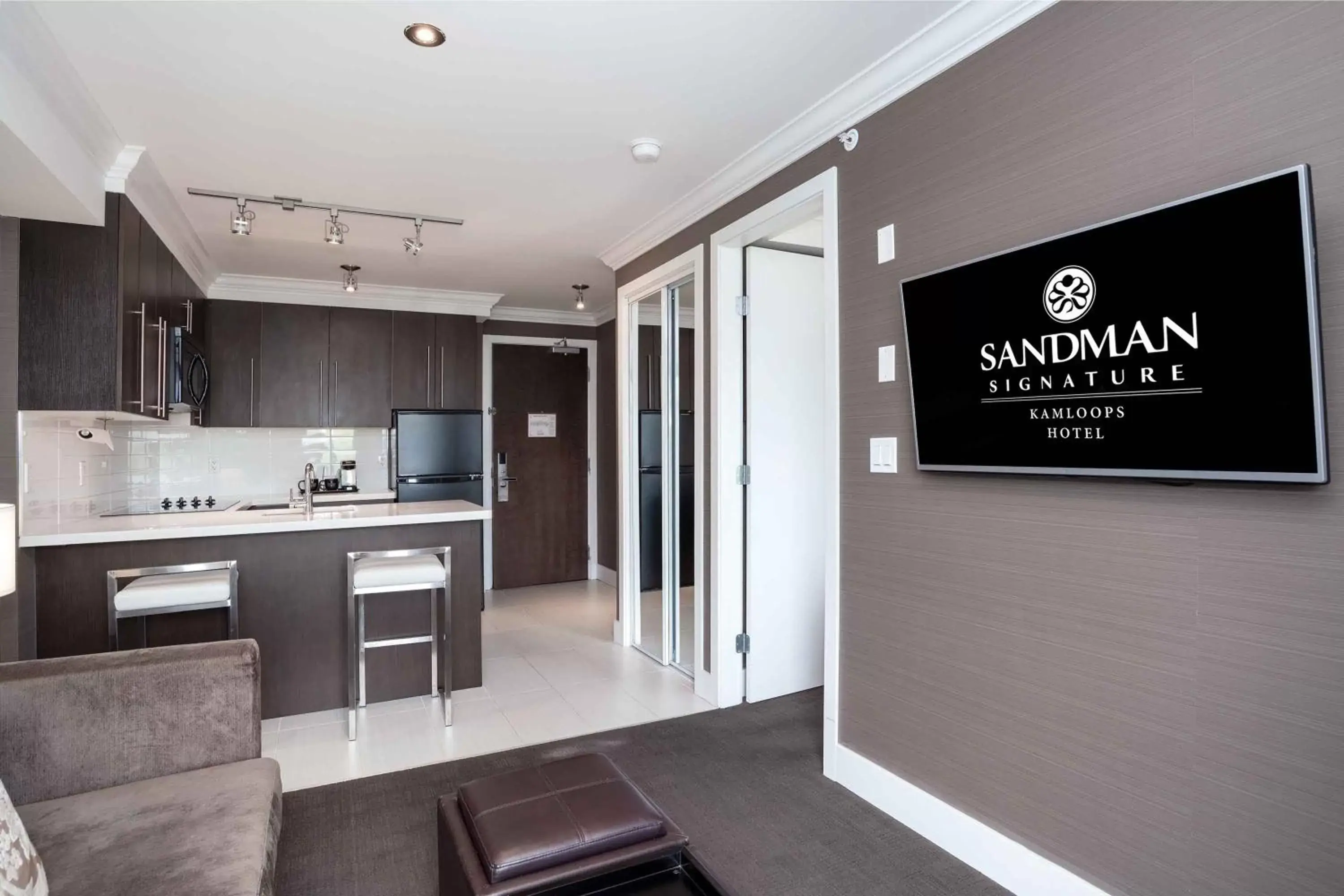 Photo of the whole room, Kitchen/Kitchenette in Sandman Signature Kamloops Hotel