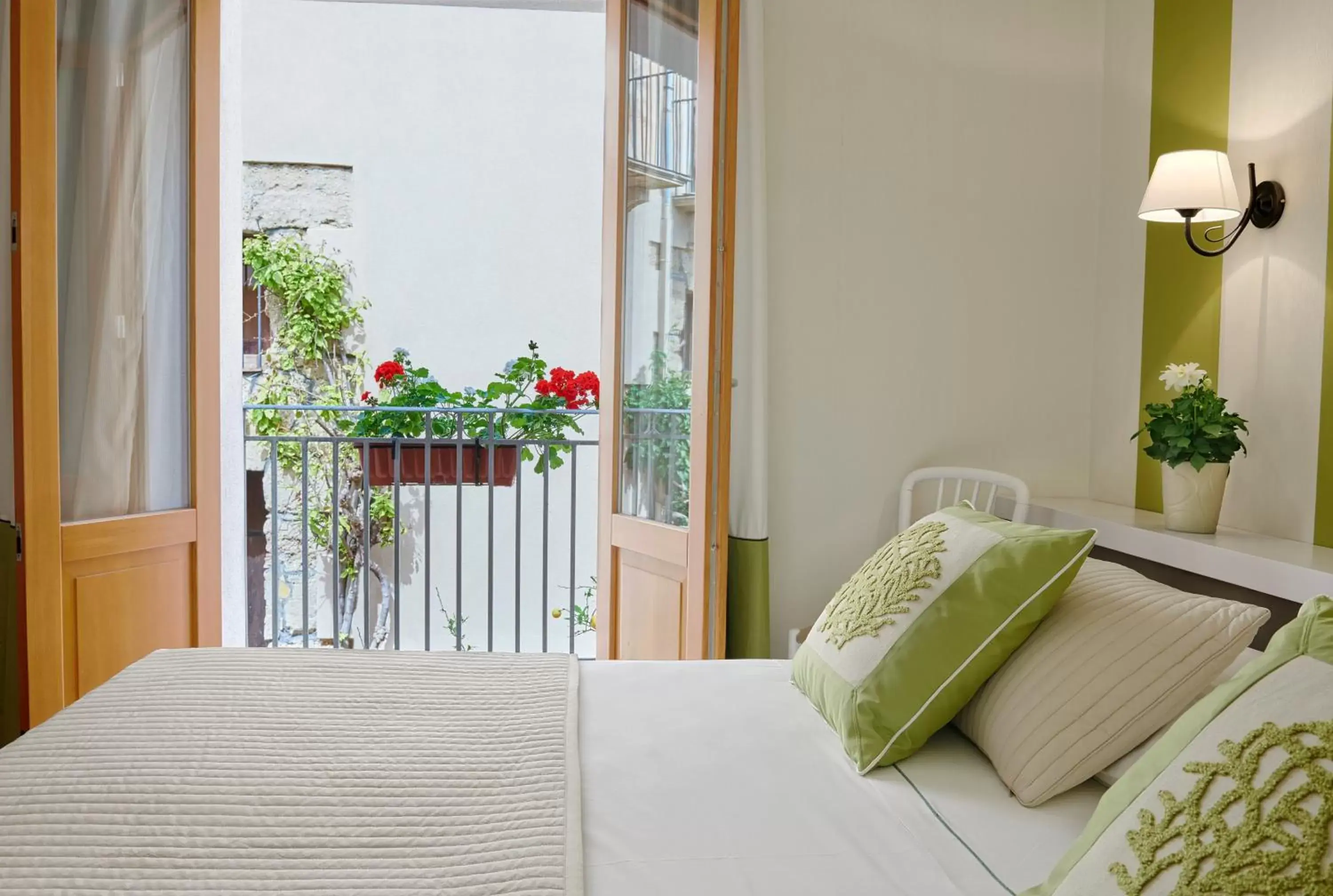 Balcony/Terrace, Bed in Hotel Al Madarig