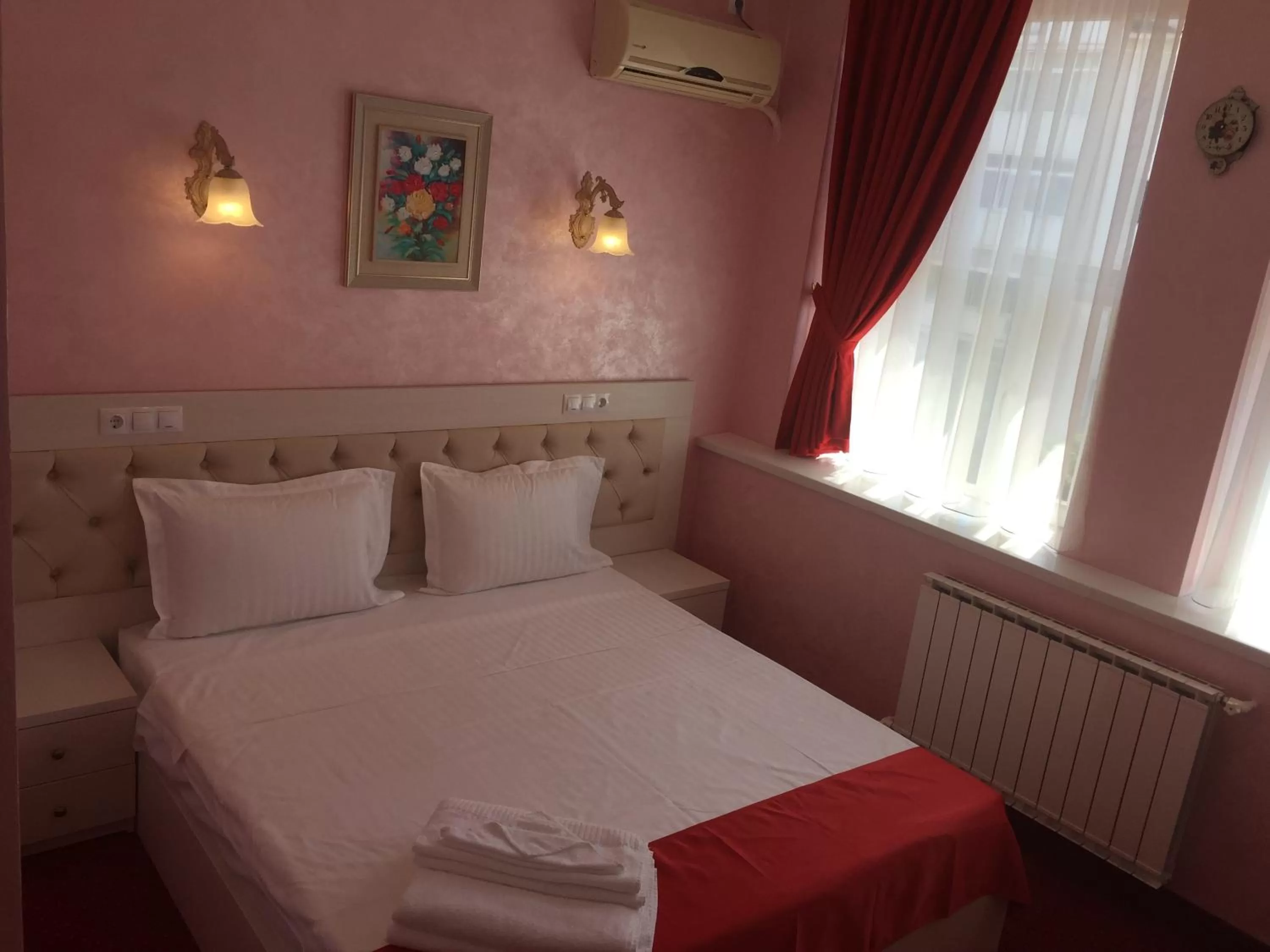 Photo of the whole room in Hamlet Hotel