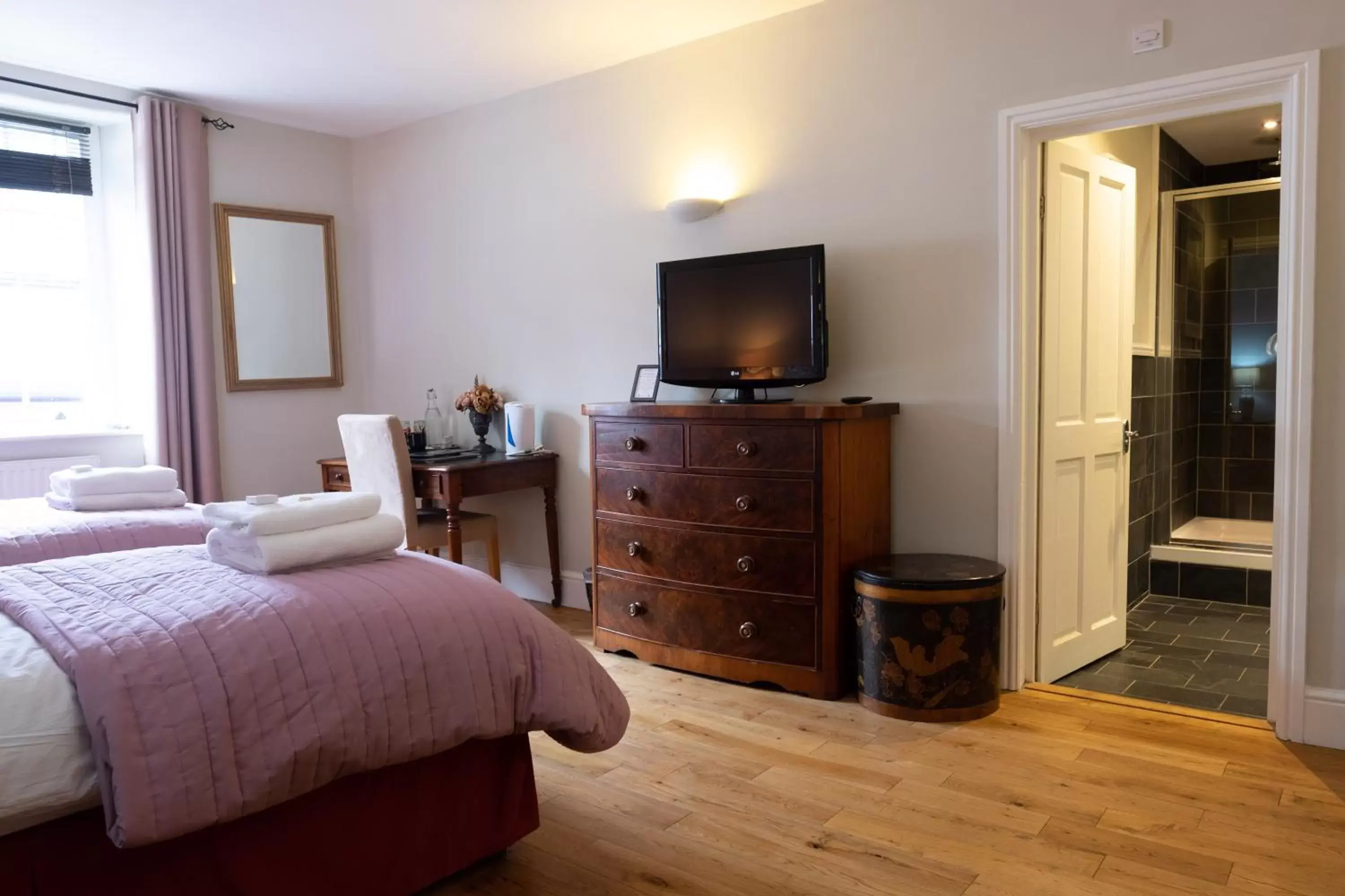 Bedroom, TV/Entertainment Center in The Red Lion