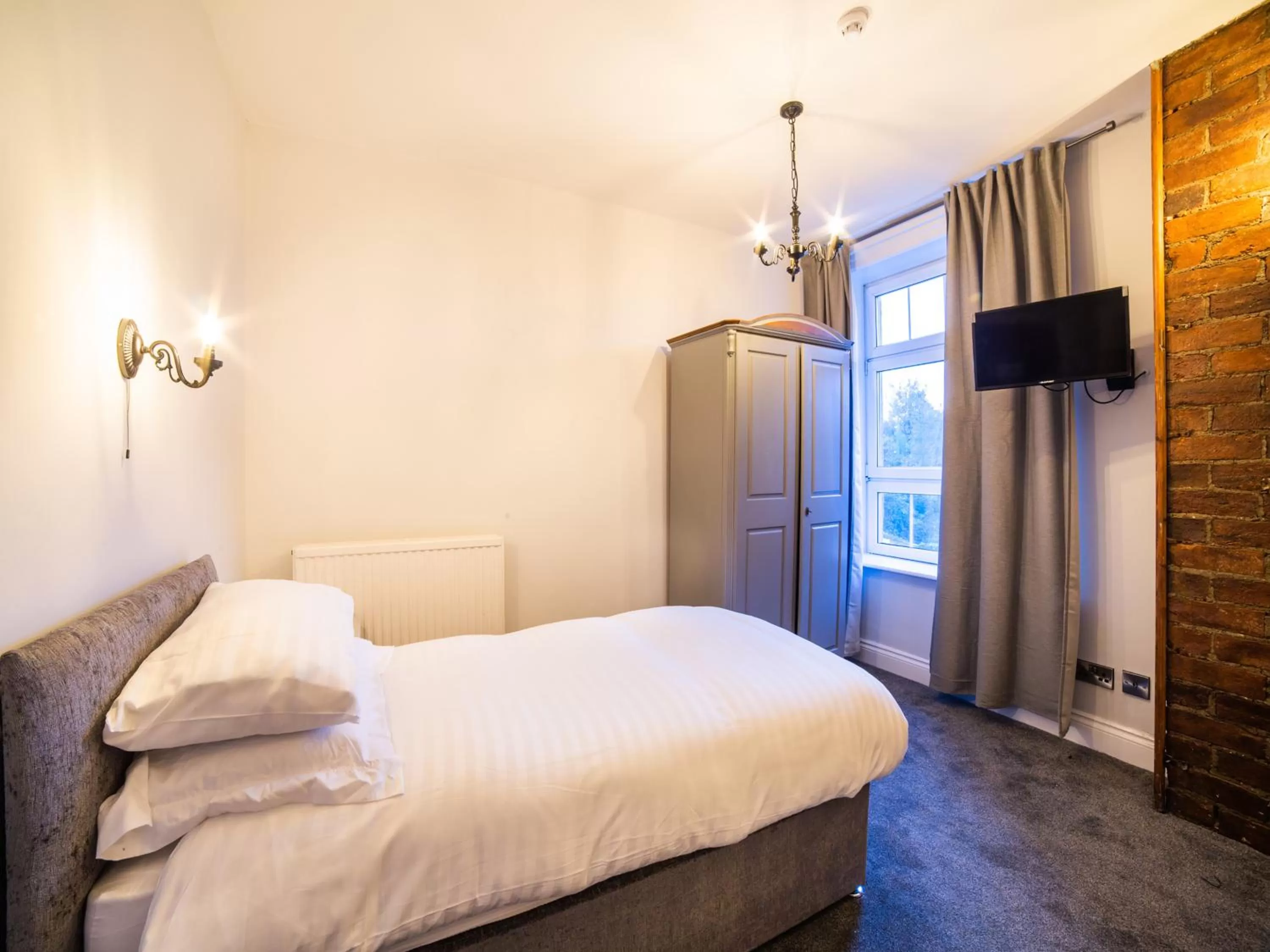 Bedroom, Bed in Churchill's Hotel