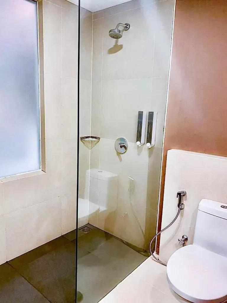 Bathroom in Harper Palembang by ASTON Bathroom in Harper Palembang by ASTON