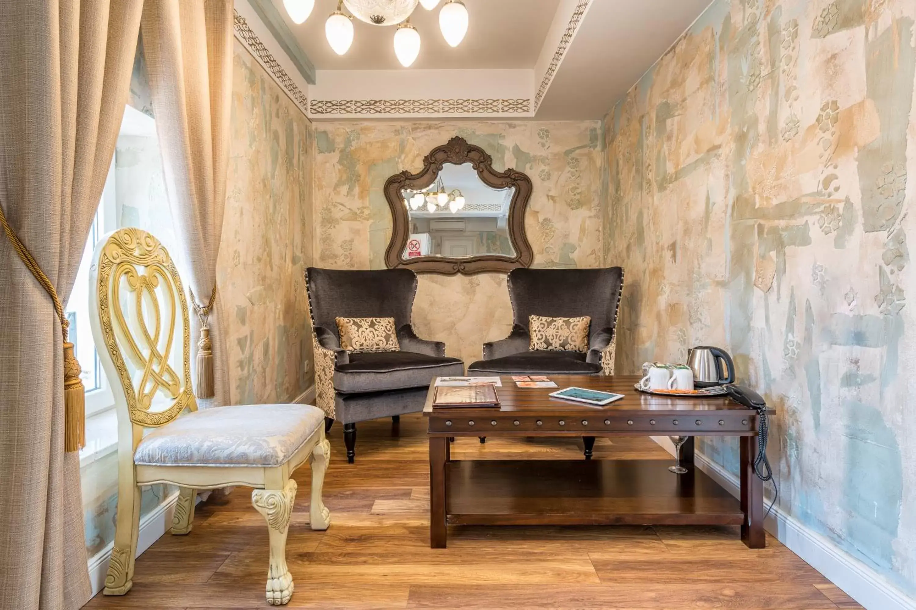 Bed, Seating Area in Plaza Marchi Old Town - MAG Quaint & Elegant Boutique Hotels