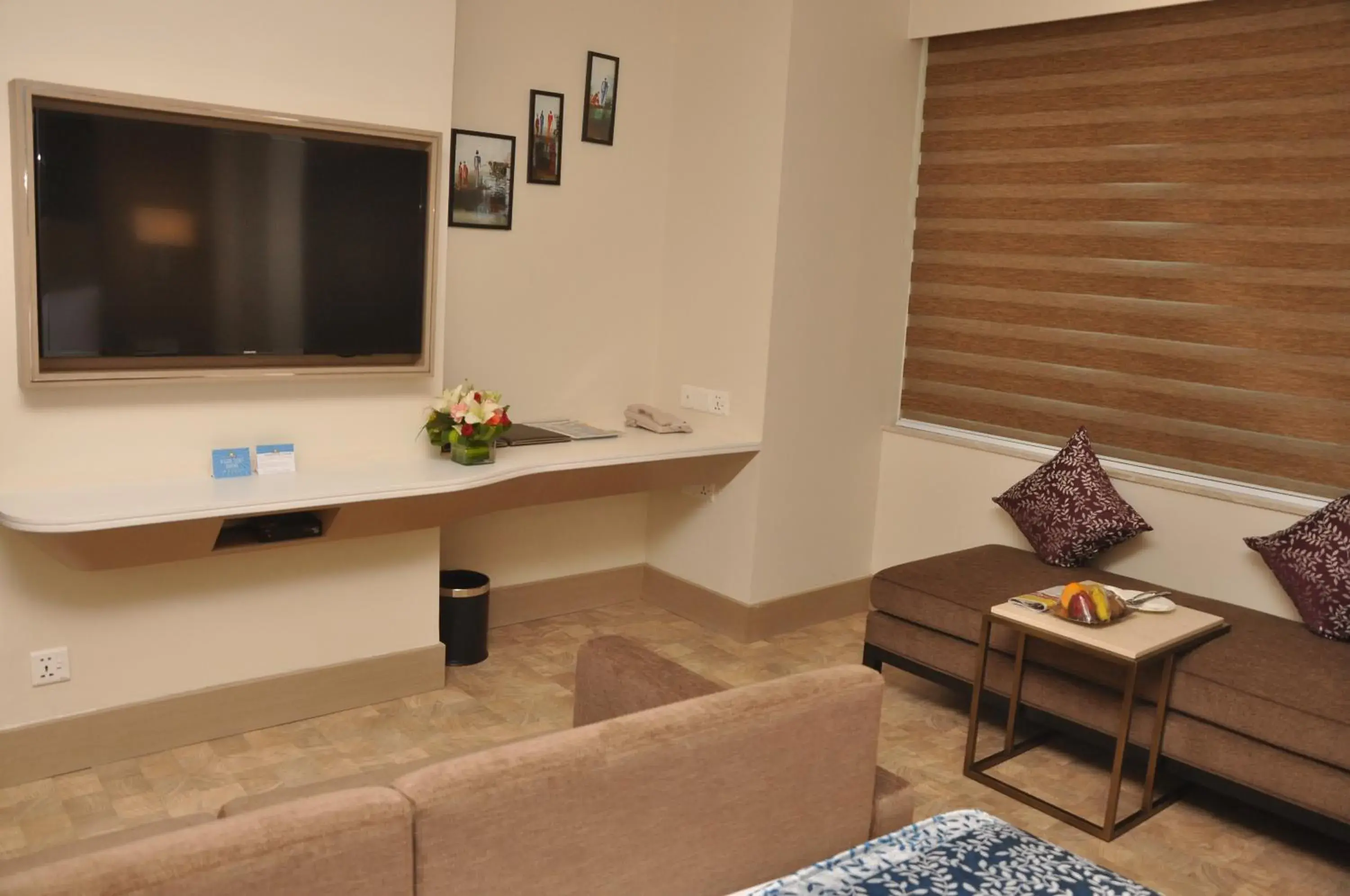 Living room, TV/Entertainment Center in Days Hotel Jaipur Tonk Road