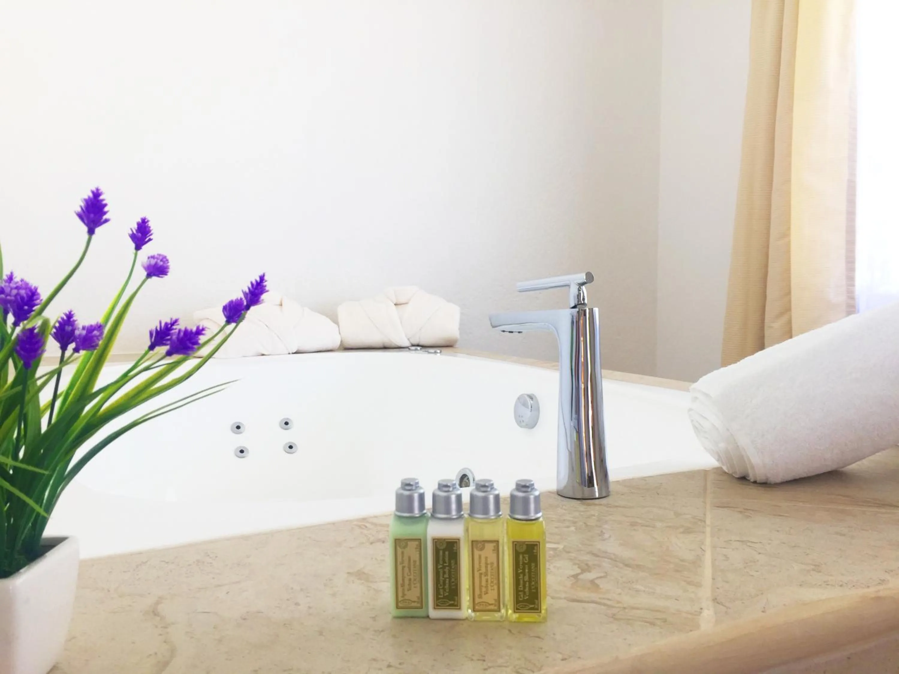 Hot Tub, Bed in Hotel Las Puertas de Tepoztlan