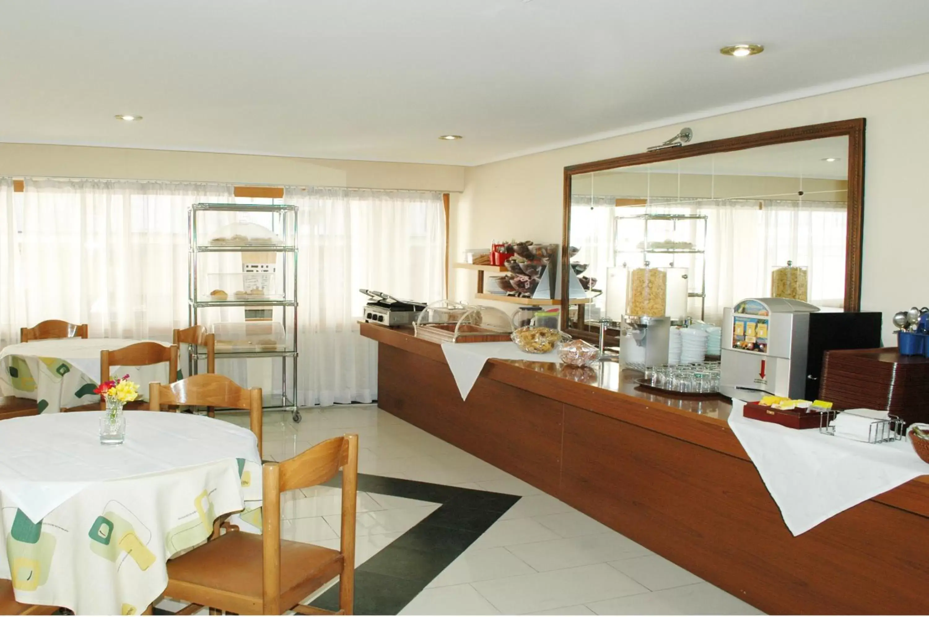 Restaurant/Places to Eat in Omiros Hotel