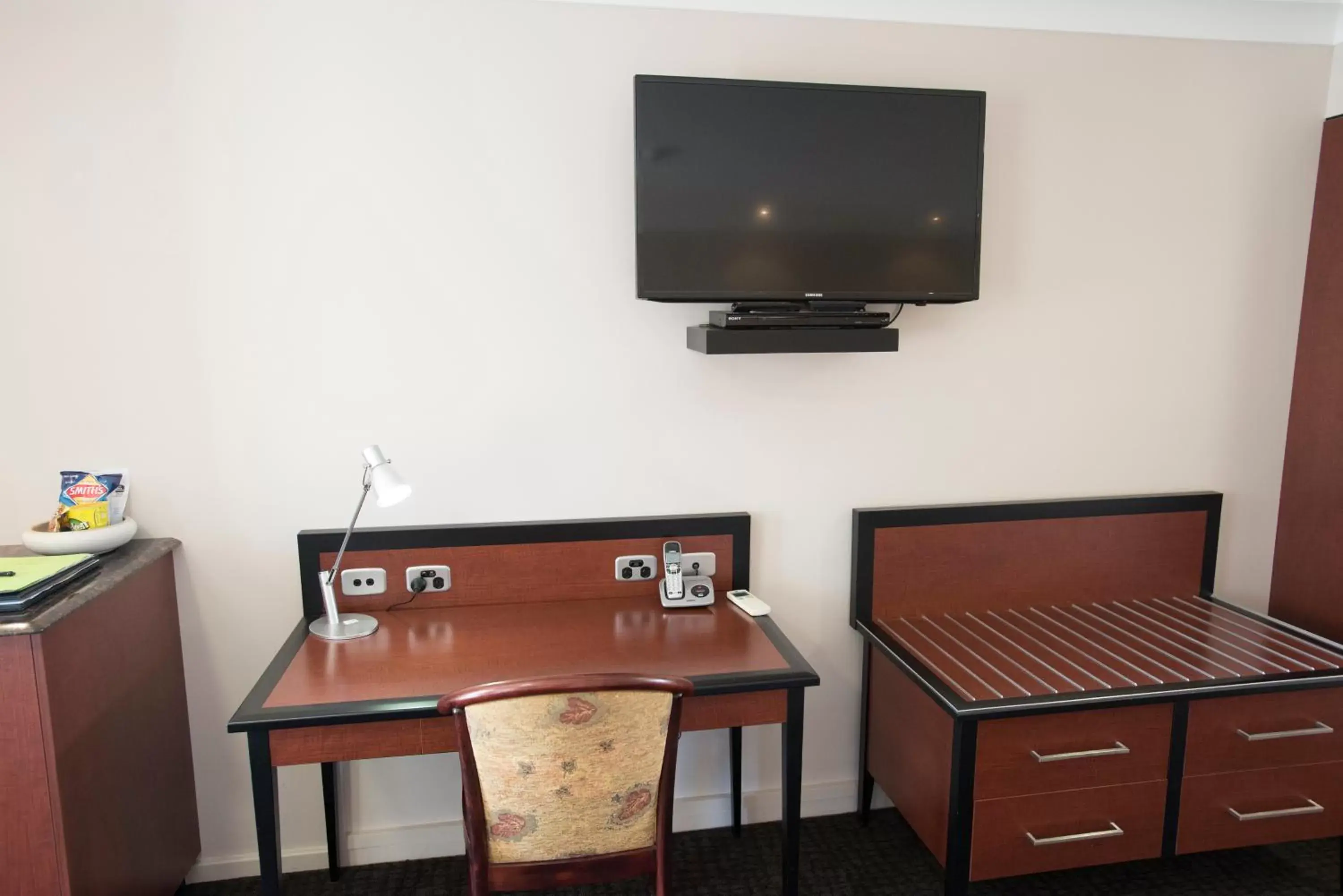 TV and multimedia, TV/Entertainment Center in Best Western Plus All Settlers Motor Inn