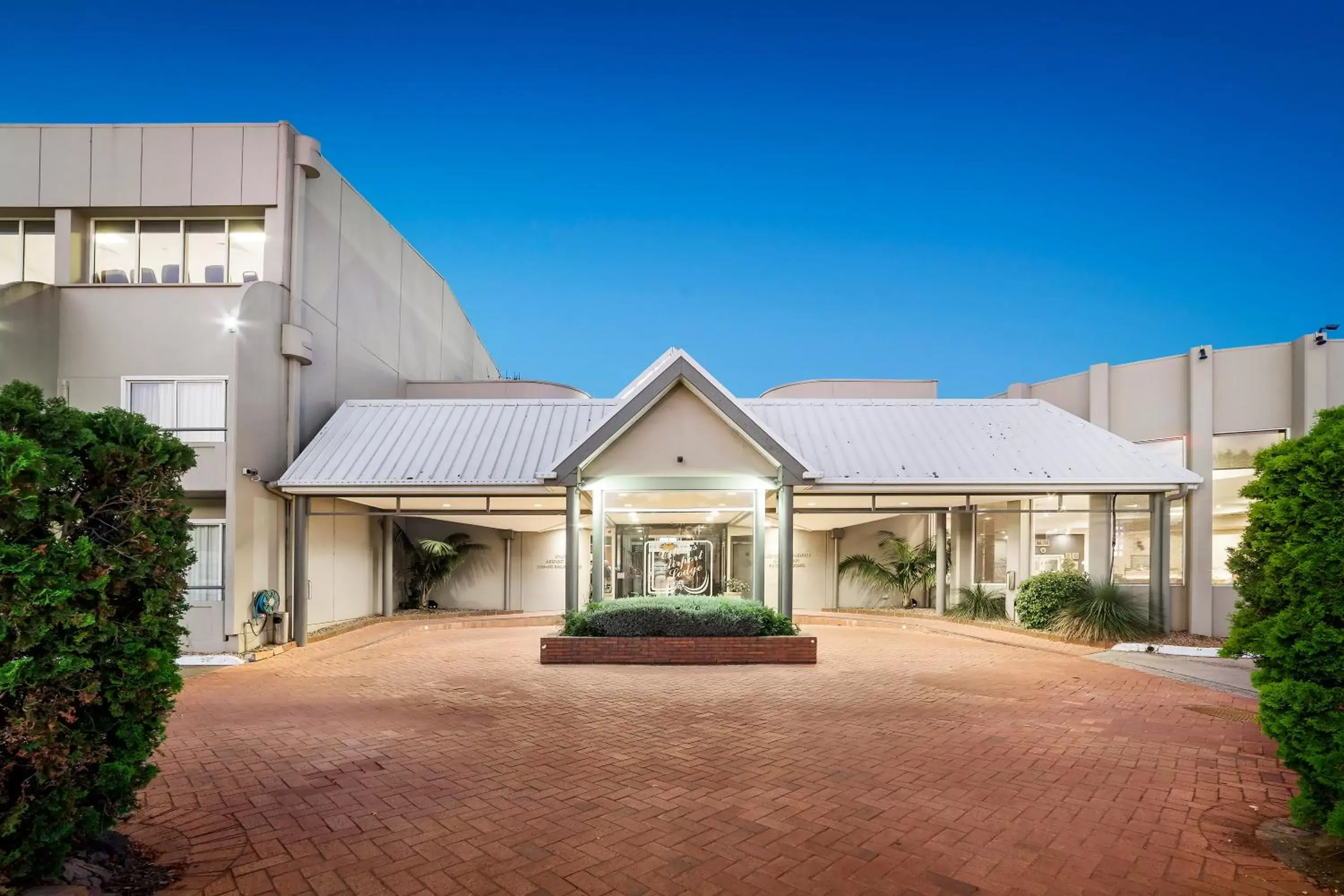 Facade/entrance, Property Building in Ciloms Airport Lodge