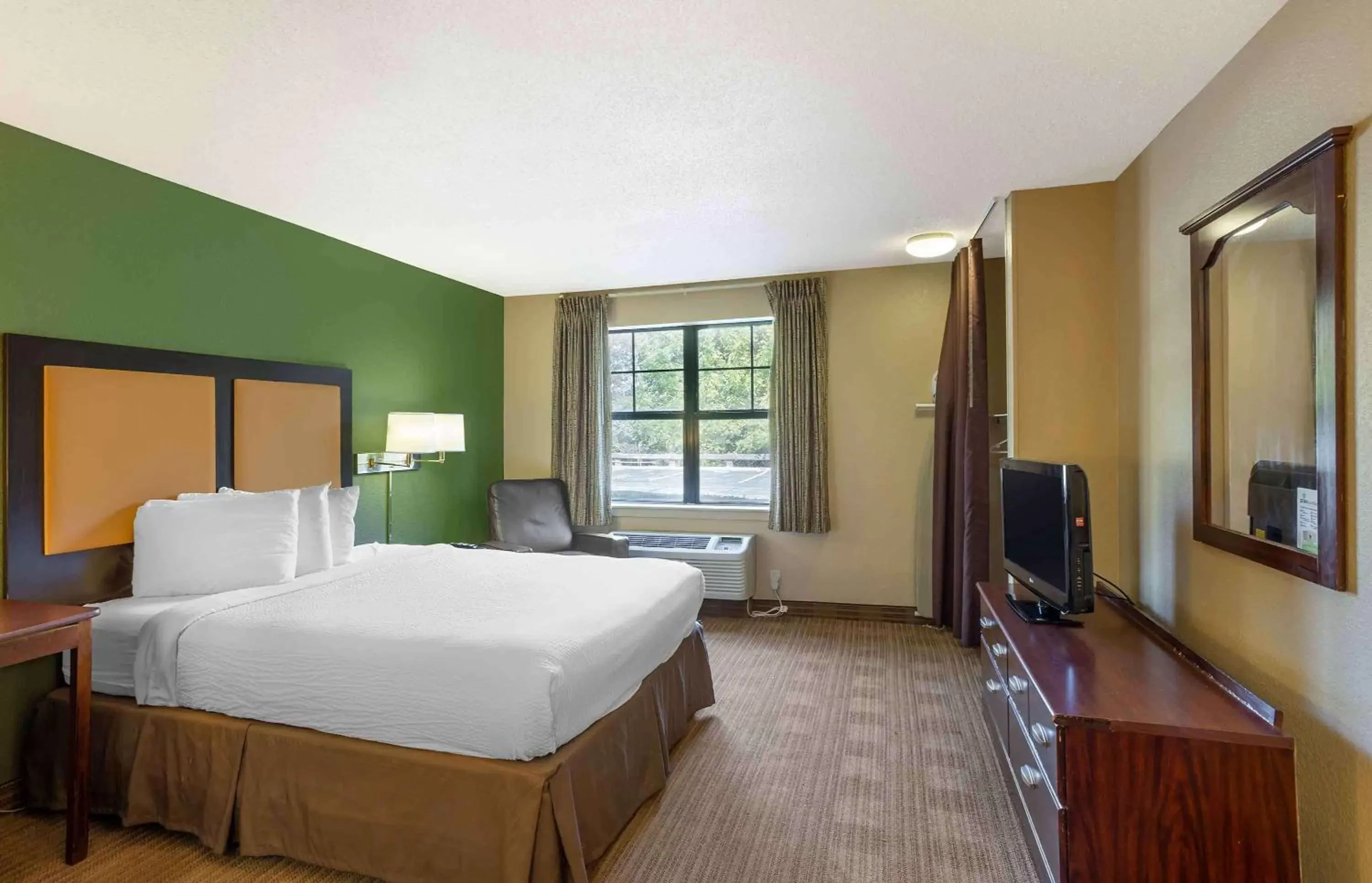 Bedroom, TV/Entertainment Center in Extended Stay America Suites - Philadelphia - Exton