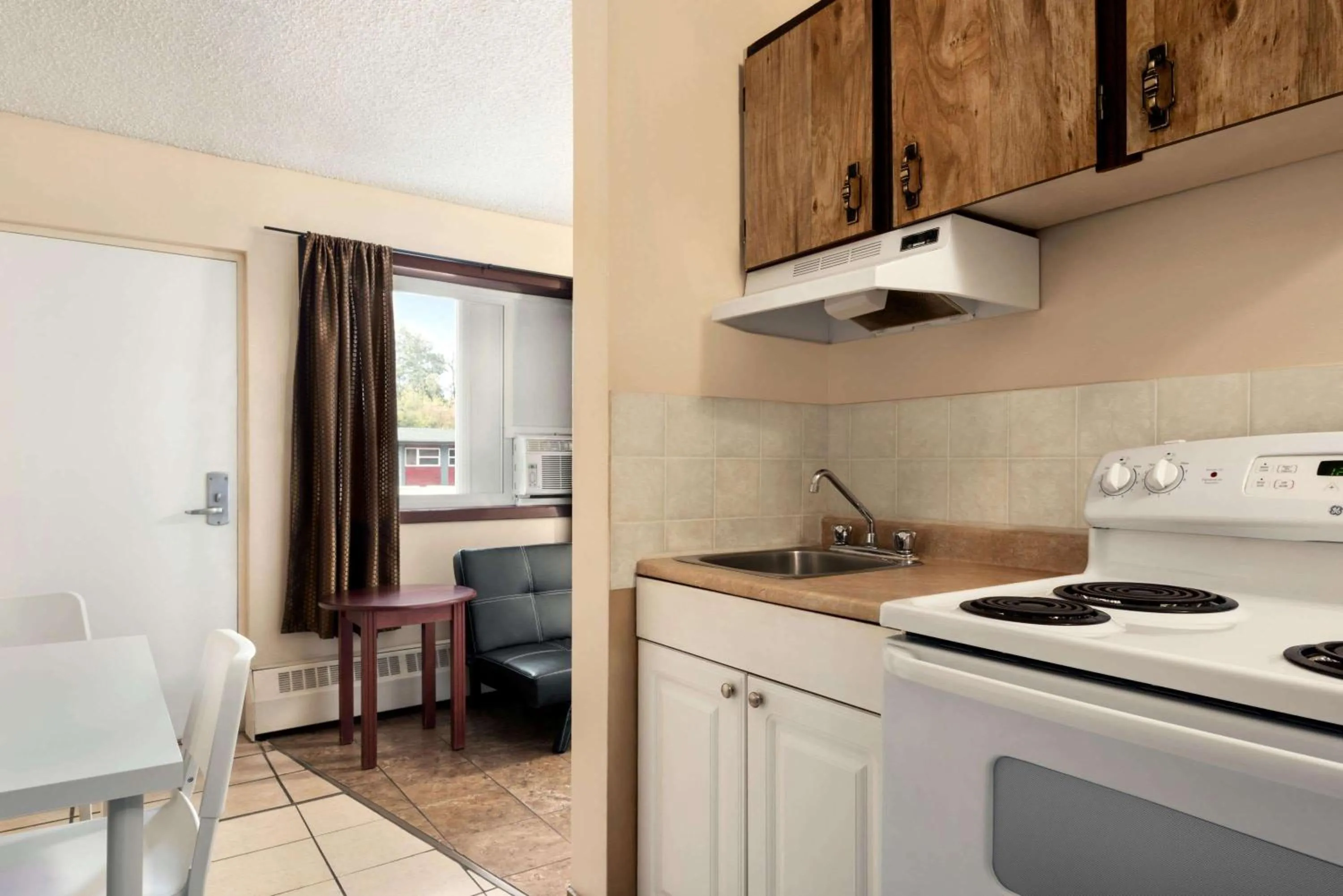 Photo of the whole room in Thriftlodge Edmonton